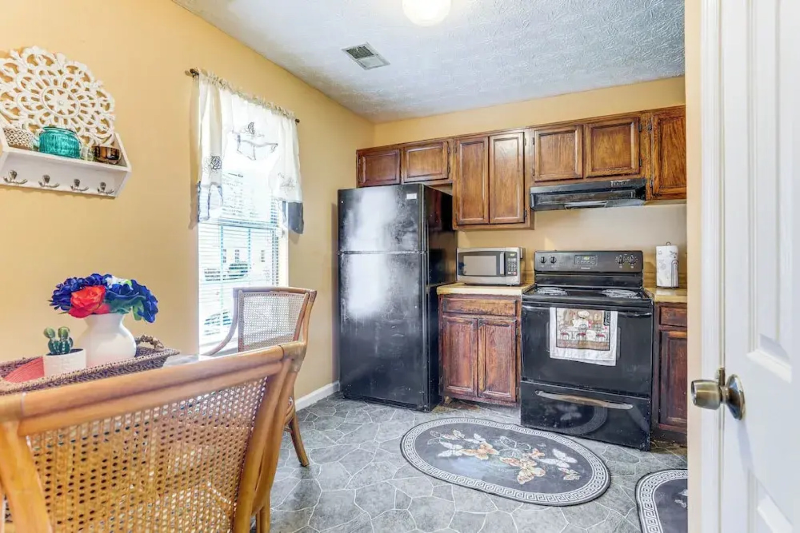 8 Mi to Stone Mountain: Quiet Getaway w/ Deck