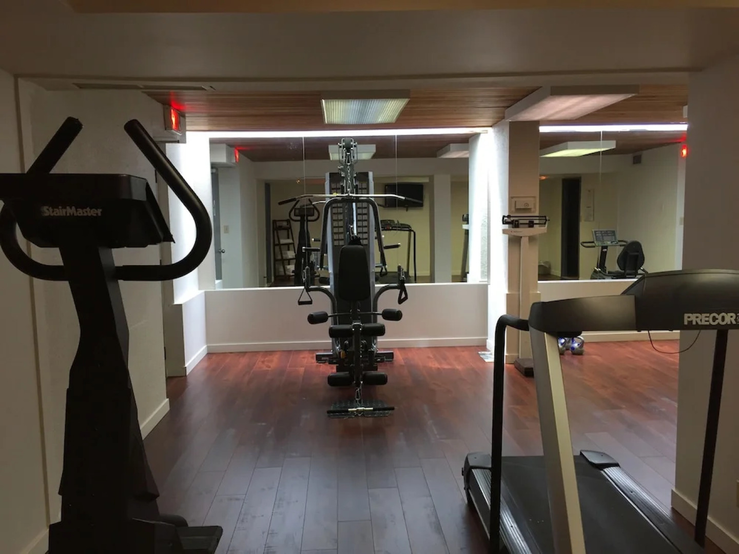 Quality Inn & Suites Aéroport P.E. Montréal-Trudeau Airport