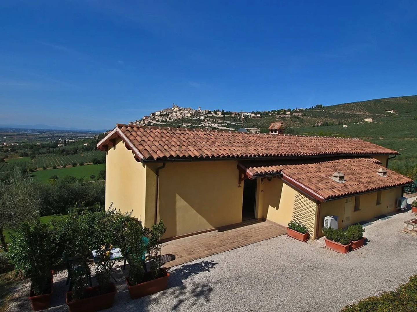 Quaint Farmhouse in Trevi With Swimming Pool