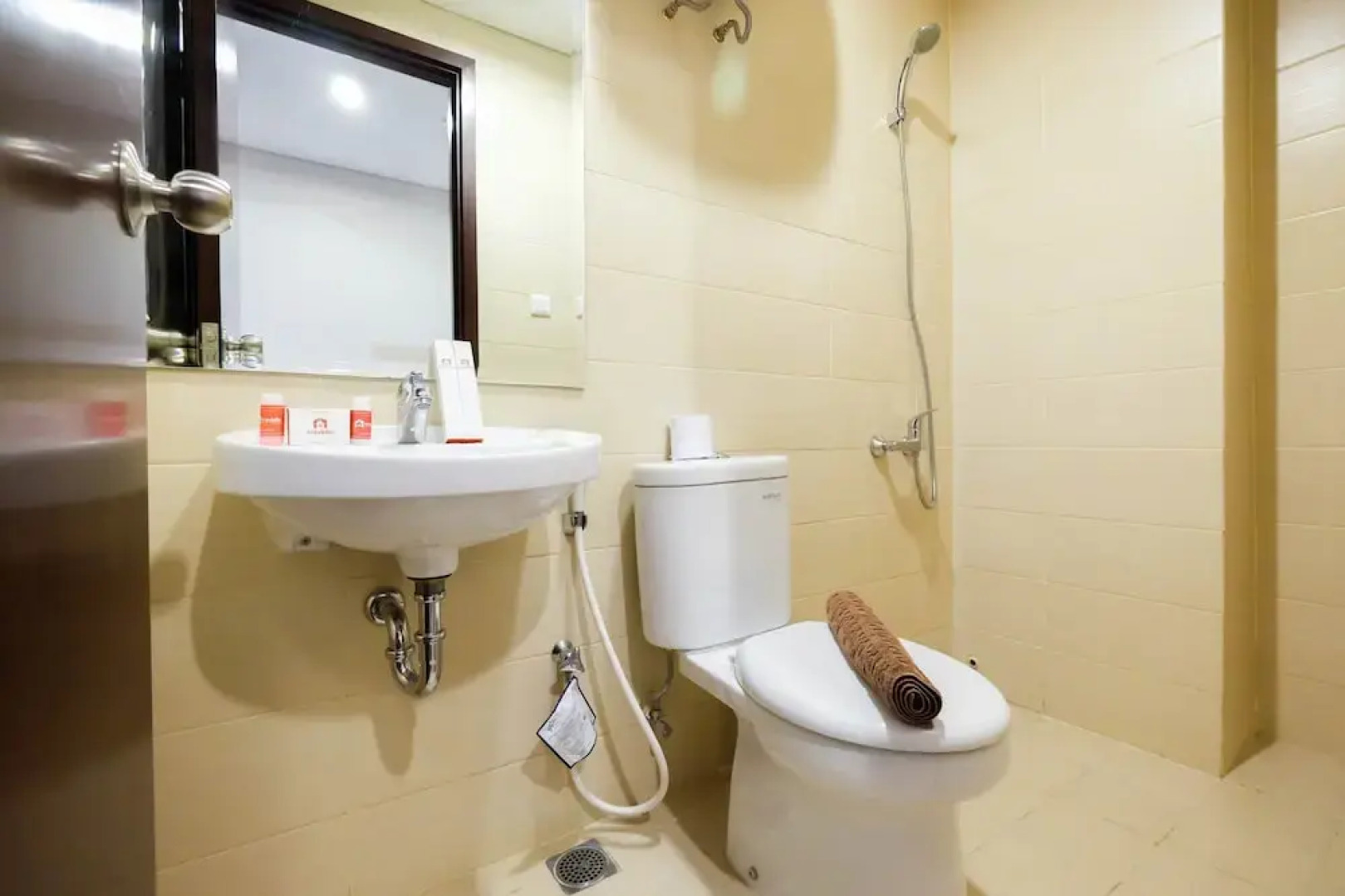 Simply Studio Saveria Apartment near ICE BSD