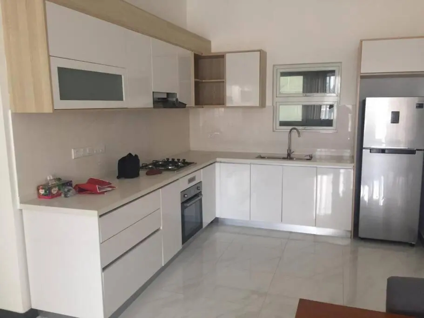 Modern luxury Condo,3 bedroom and 3 bathrooms