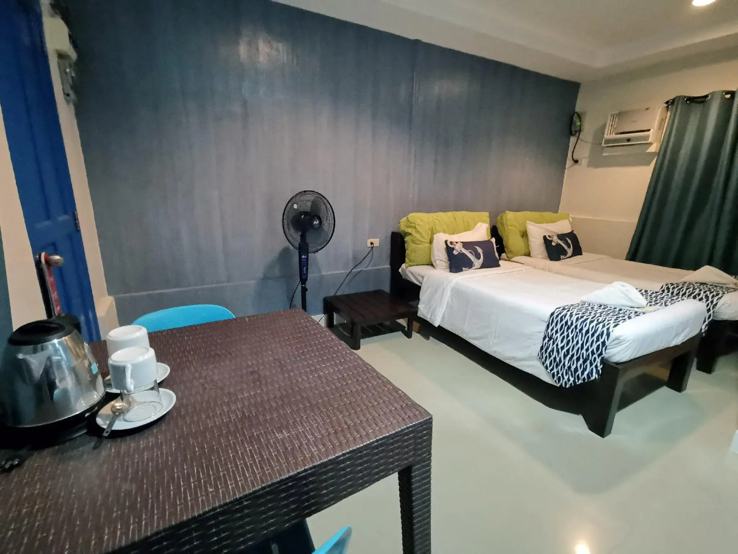 Pescadores Seaview Suites Moalboal