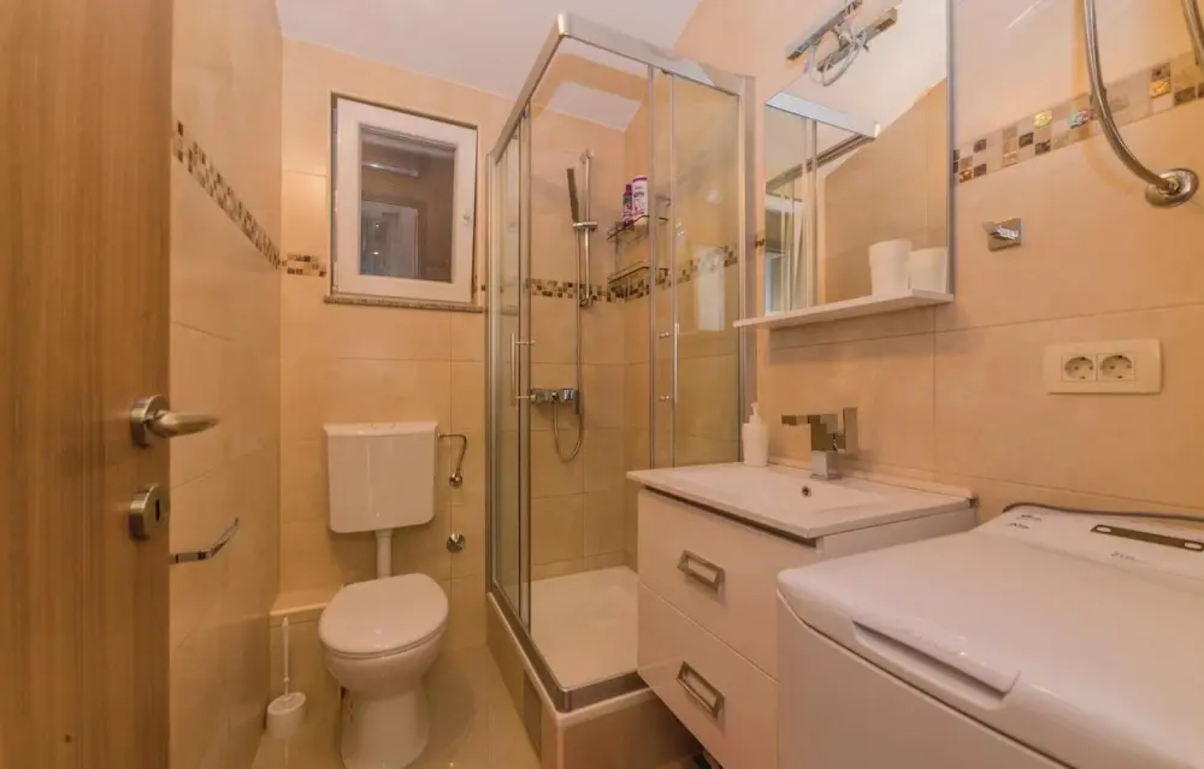 Beautiful Home in Pridraga With Wifi and 8 Bedrooms