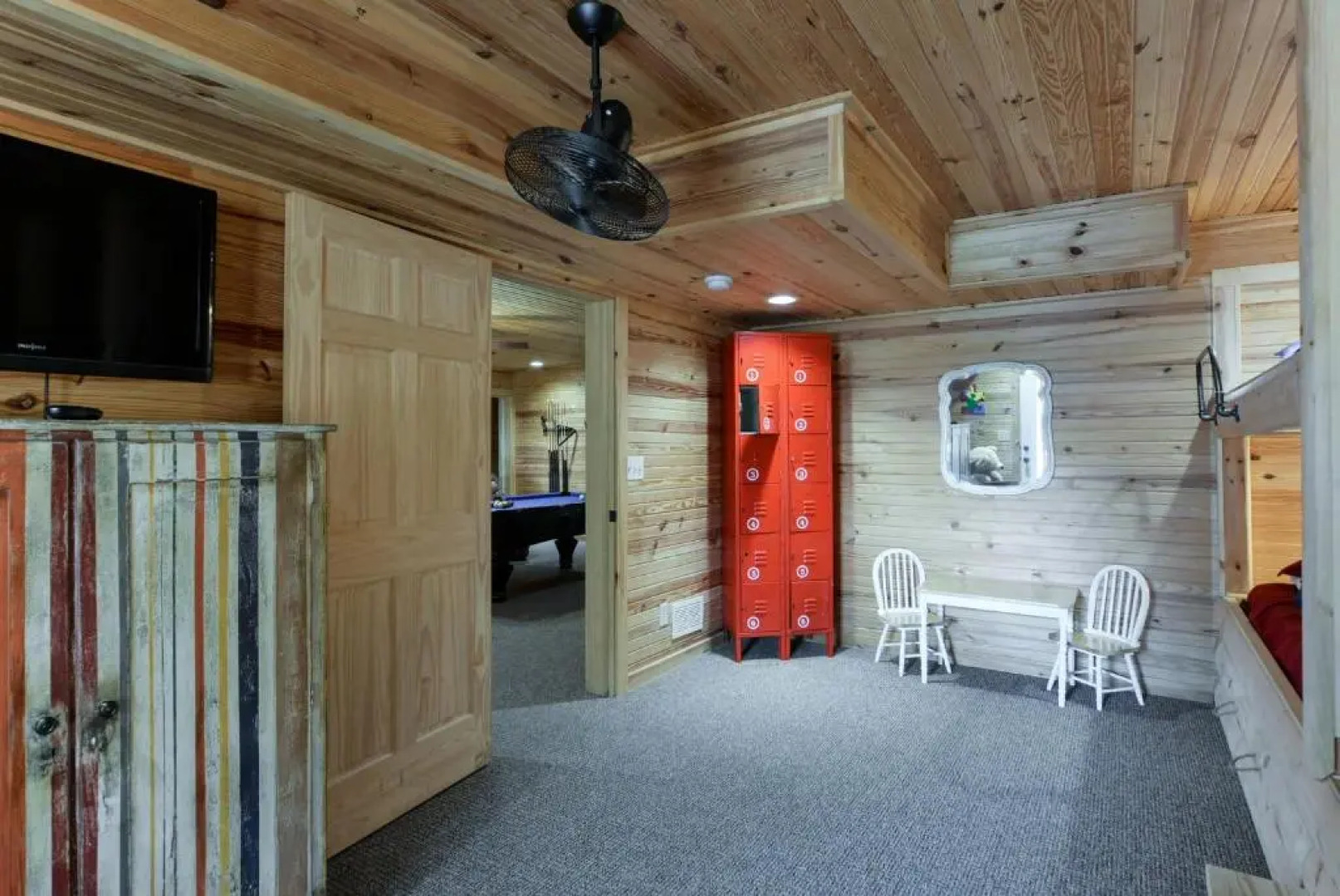 Luxury 2700 Sq Ft Log Cabin Private Hot Tub Game room Pool Table Best View