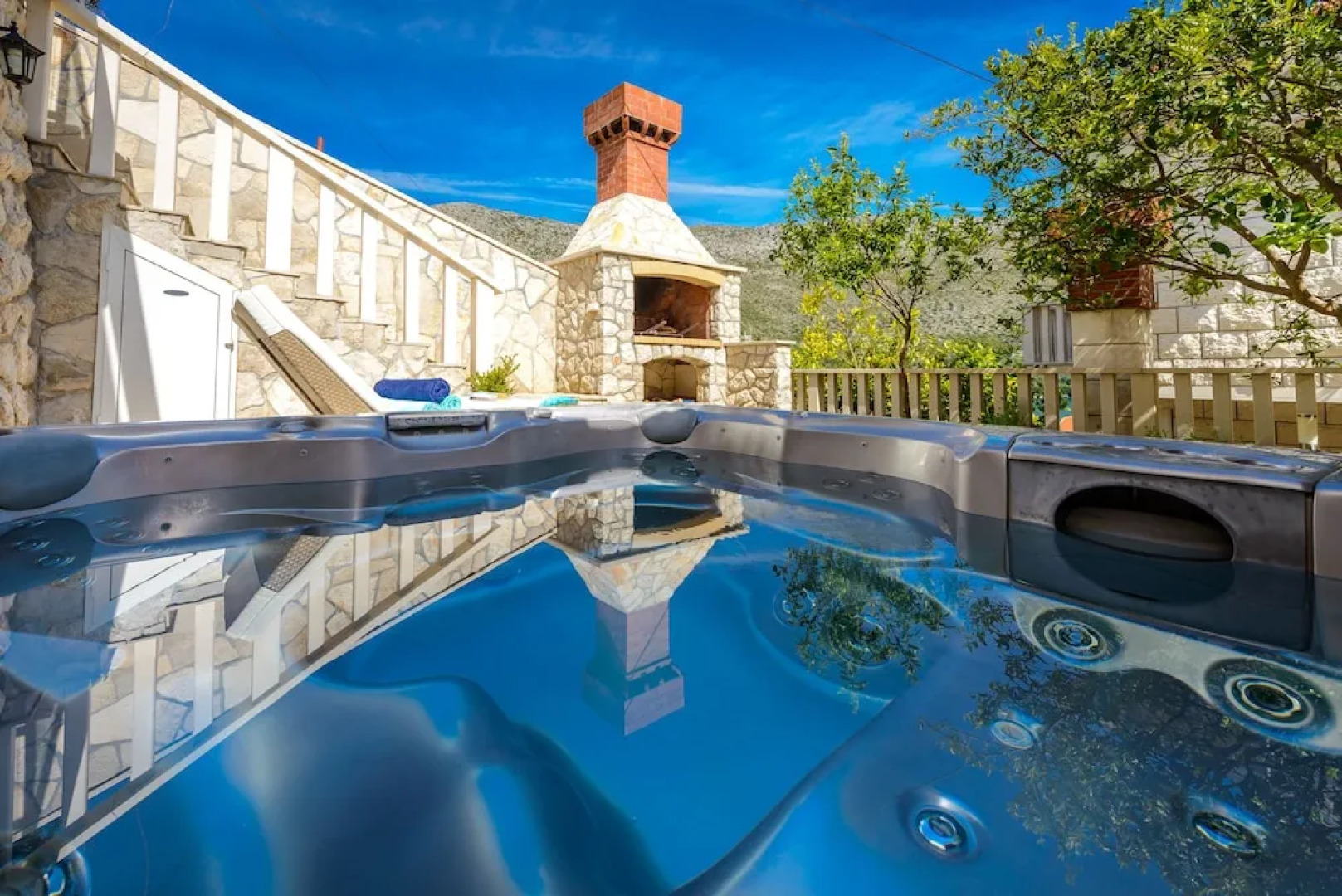 Holiday Home with Private heated Pool, Sea view & Basketball Court