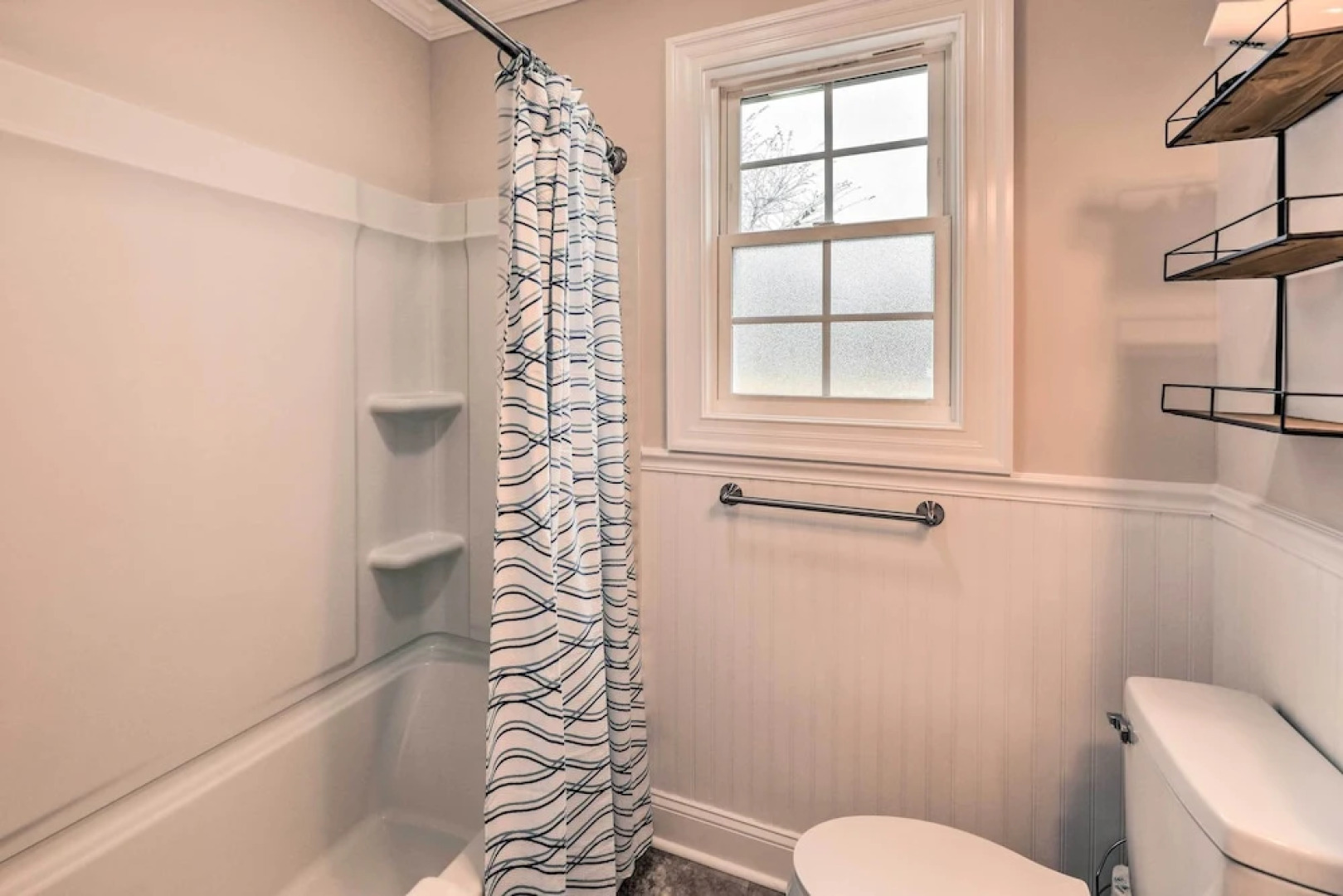 New Bern Retreat w/ Fire Pit ~ 1 Mi to Dtwn!