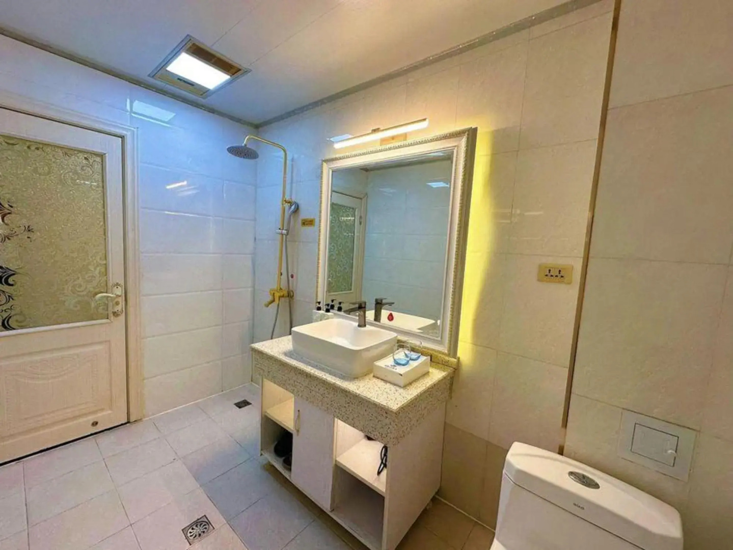 Huiqian Group Hotel (Shaotong Huandong)