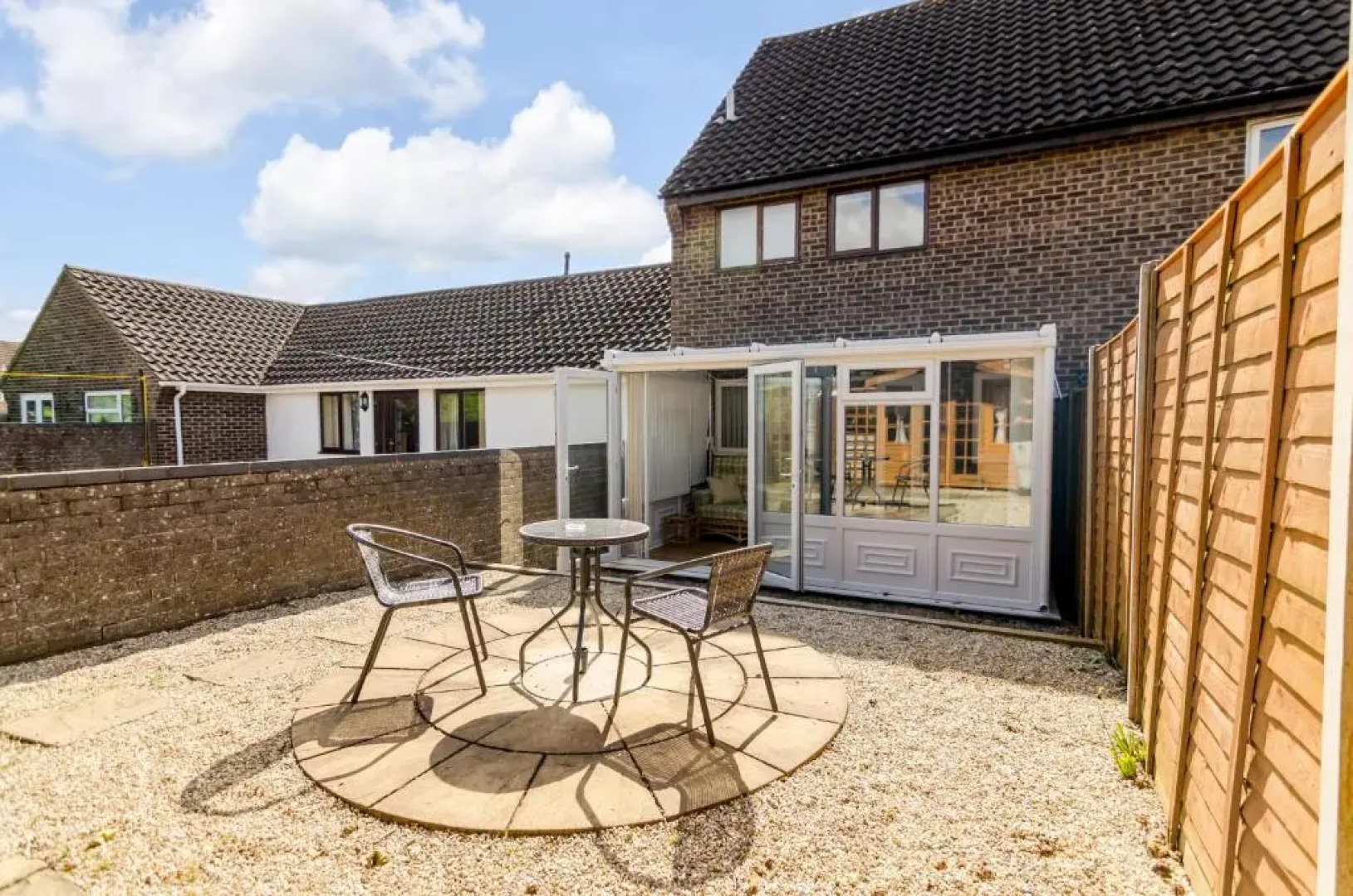 Nursery Rest is perfect for a Quiet Family Holiday with Garden, Netflix & Self Check-In, Fully Equiped Kitchen and Free Parking by Ginger and Gold