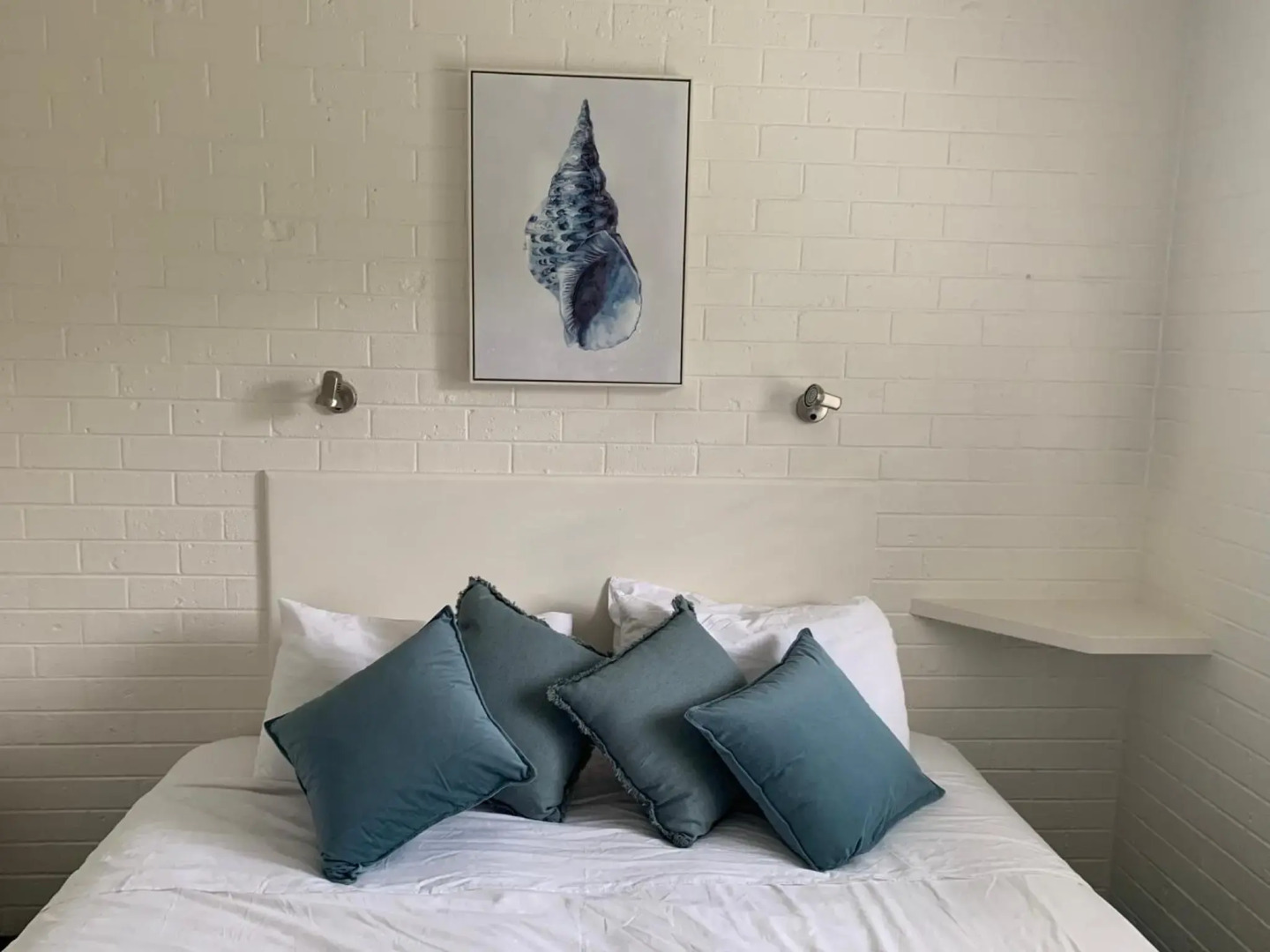 Sunny, 2-bedroom apartment with pool, 200m from Caseys beach