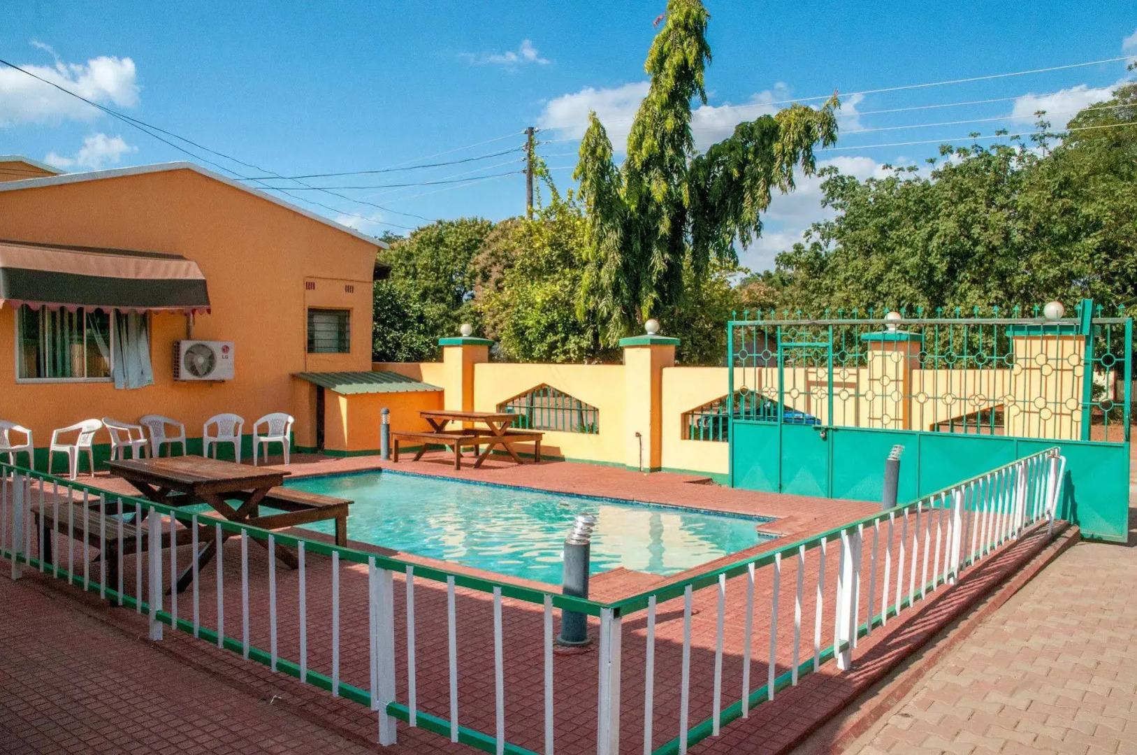 Woodlands Lodge & Tours