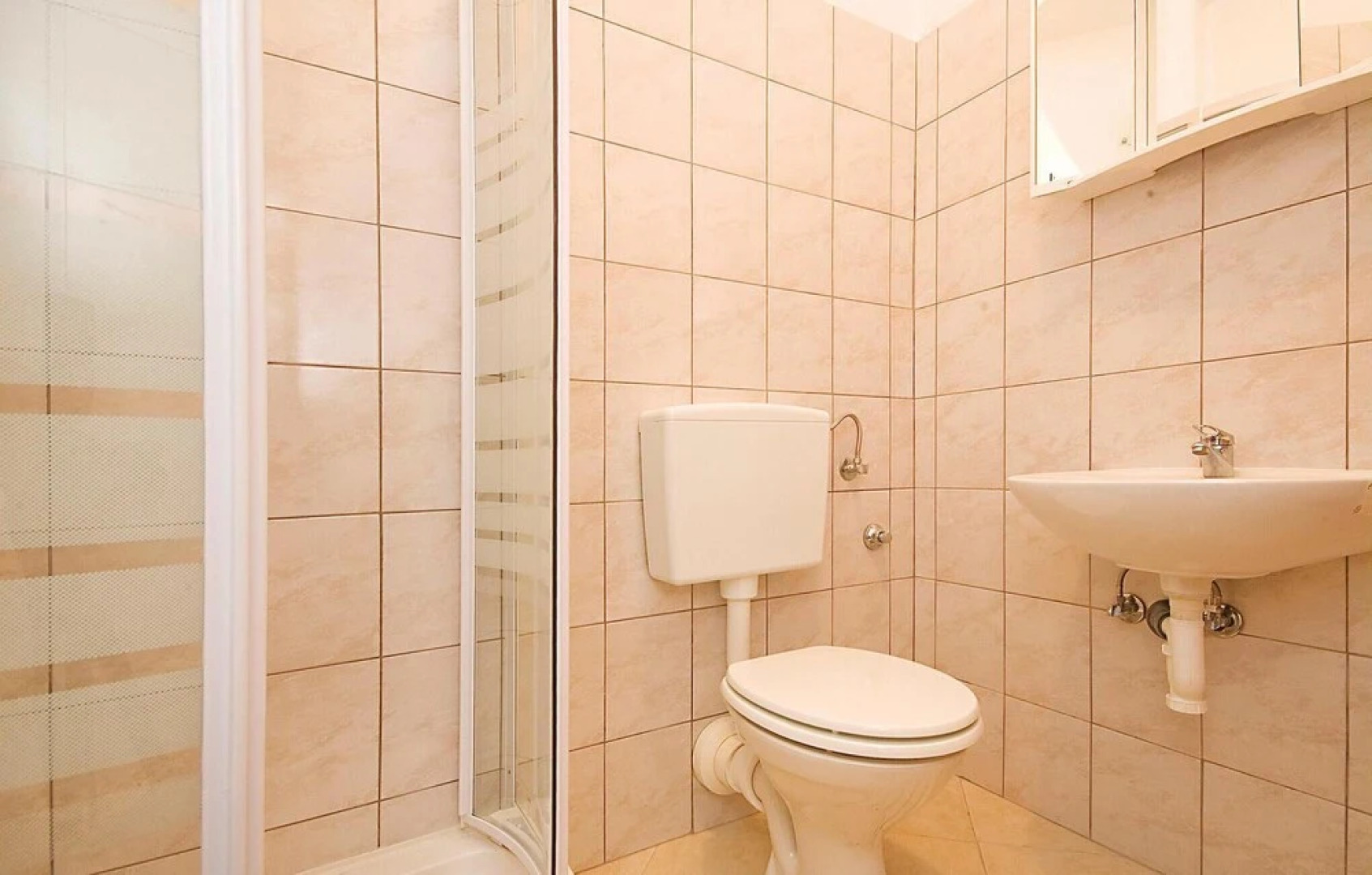 Beautiful Home in Banj With Wifi and 5 Bedrooms