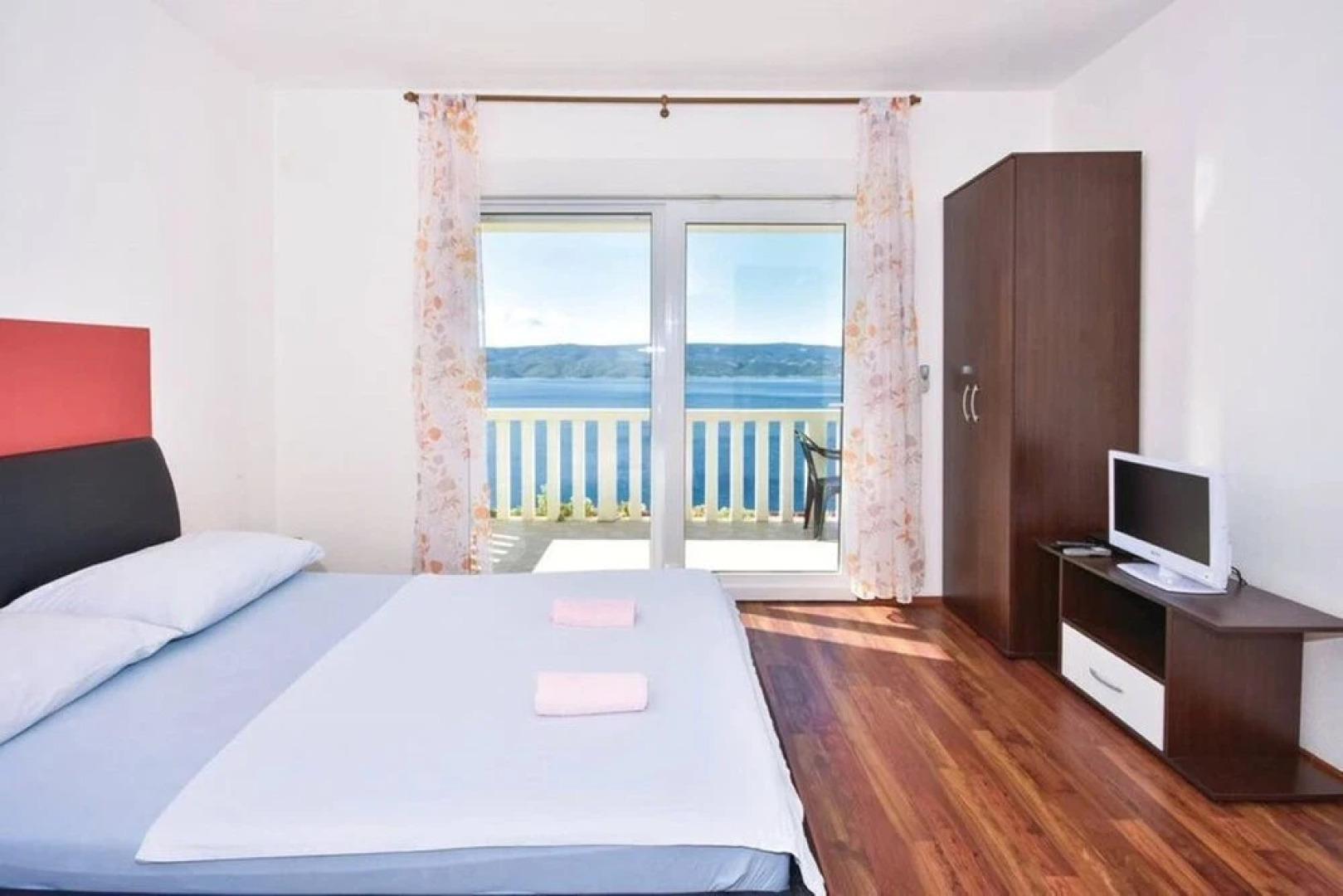 Emilie's House And Apartment