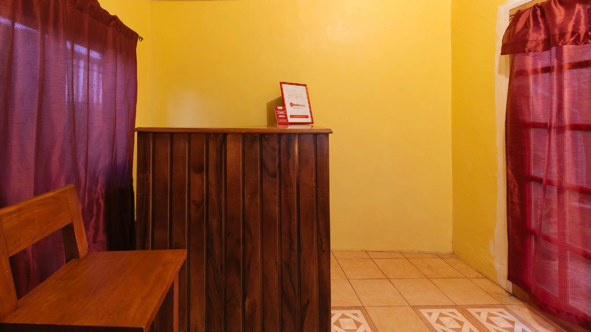 RedDoorz Plus @ Malabag Silang - Vaccinated Staff