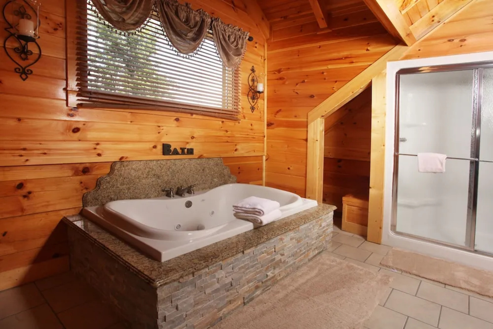 Serenity Mountain Pool Lodge - Nine Bedroom Cabin