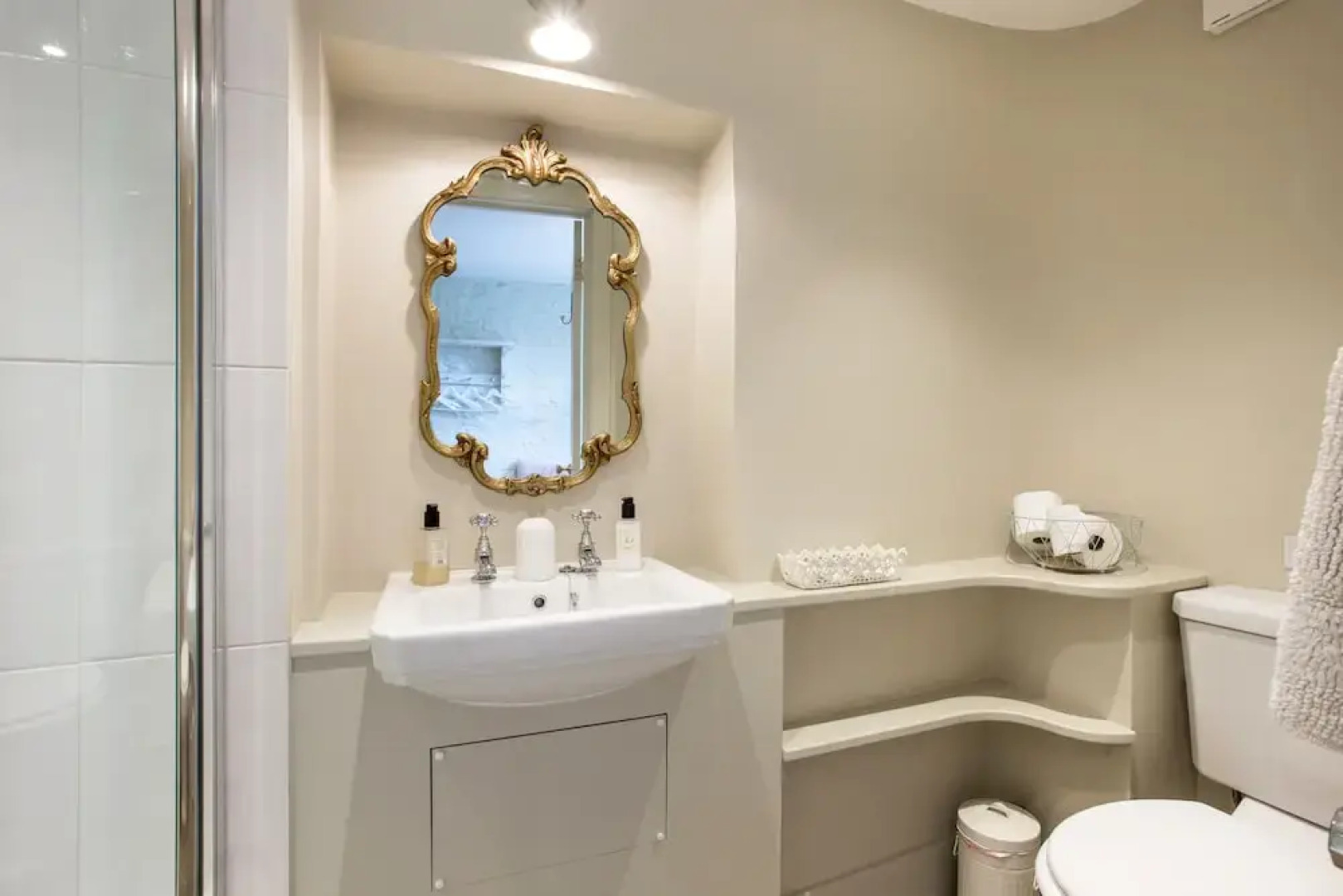 Classic Cotswolds Getaway in Radcot