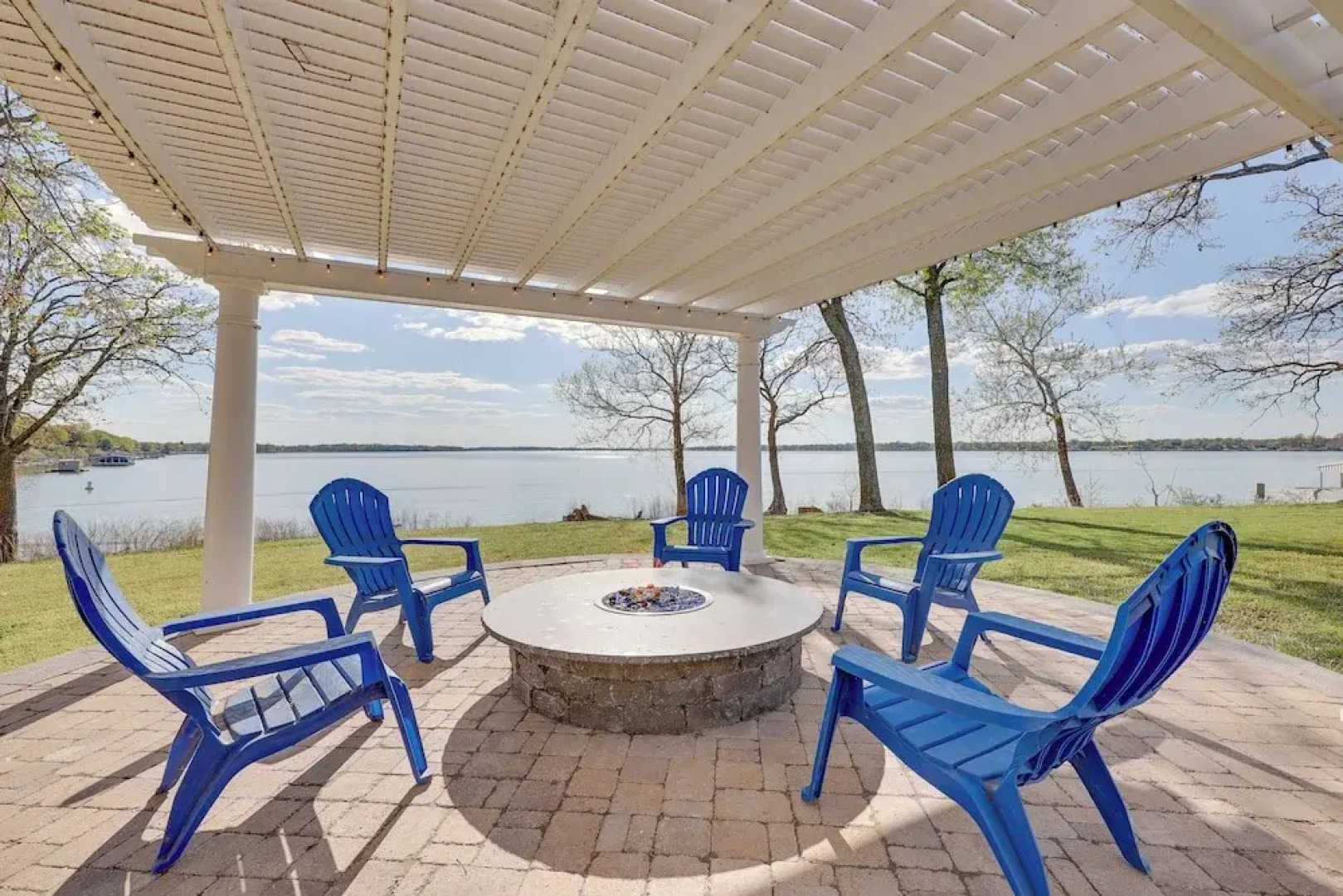 Shared Boat Ramp: Waterfront Home in Grove