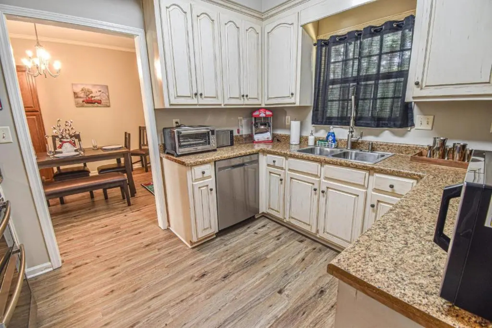 The Crimson Retreat Only 5 Miles to the Stadium BBQ Coffee Games