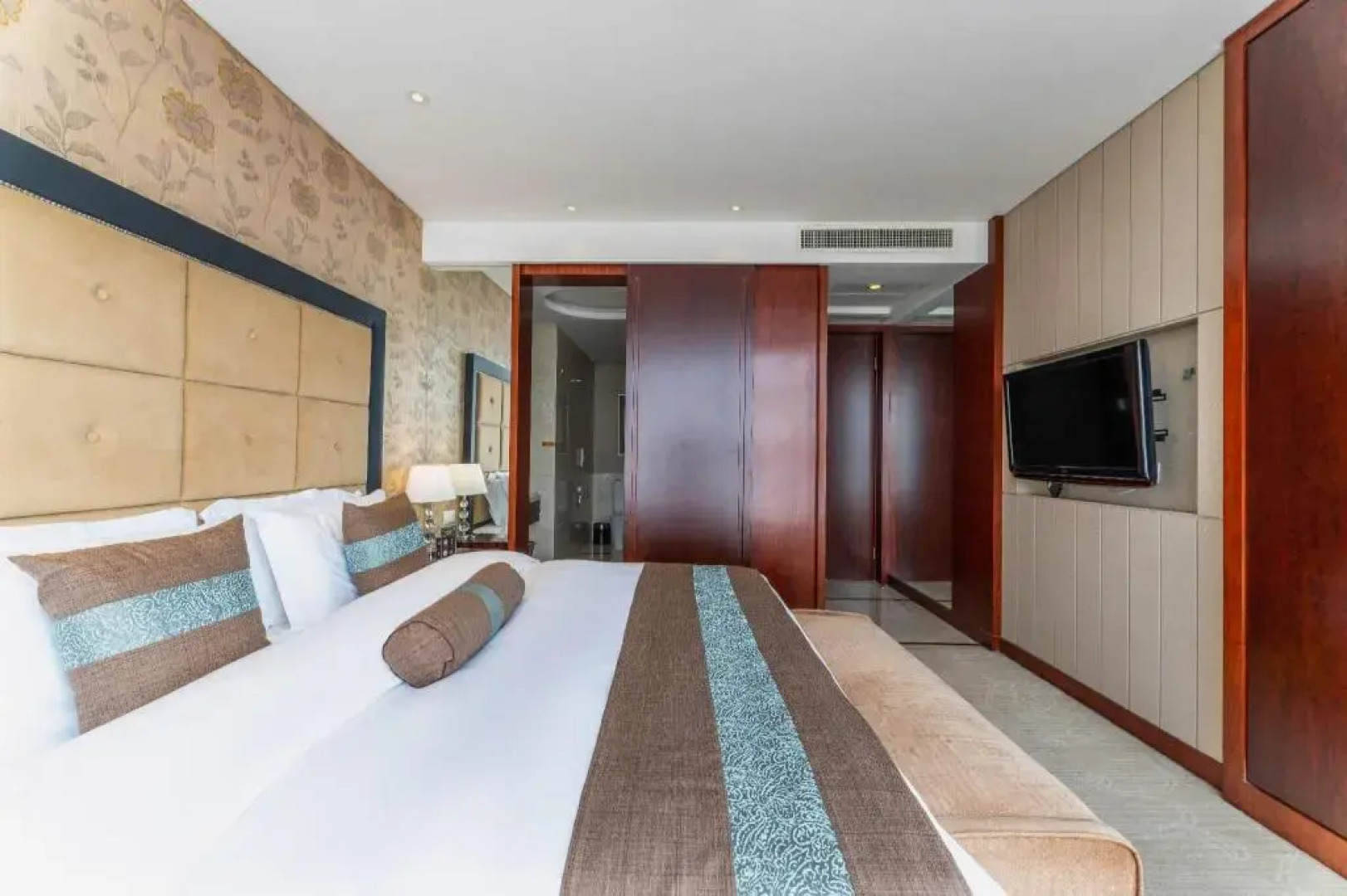 XinHua JianGuo Hotel