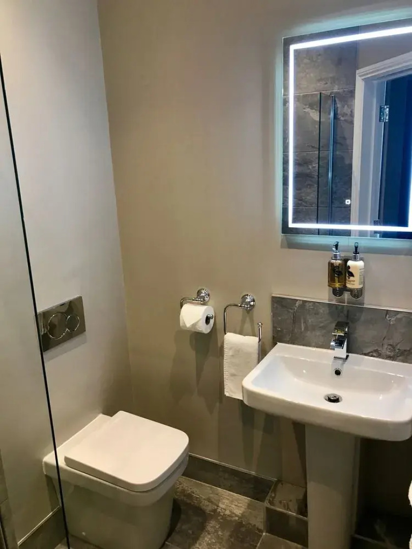 The Raven Hotel - Inn