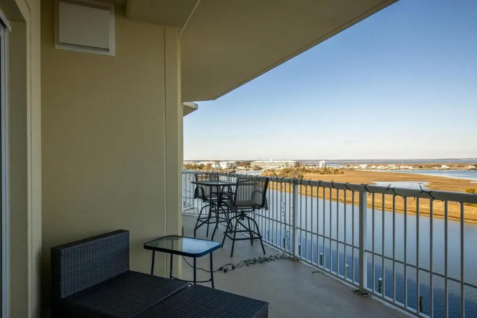 Yacht Club Dream 3 Bedroom Condo by RedAwning
