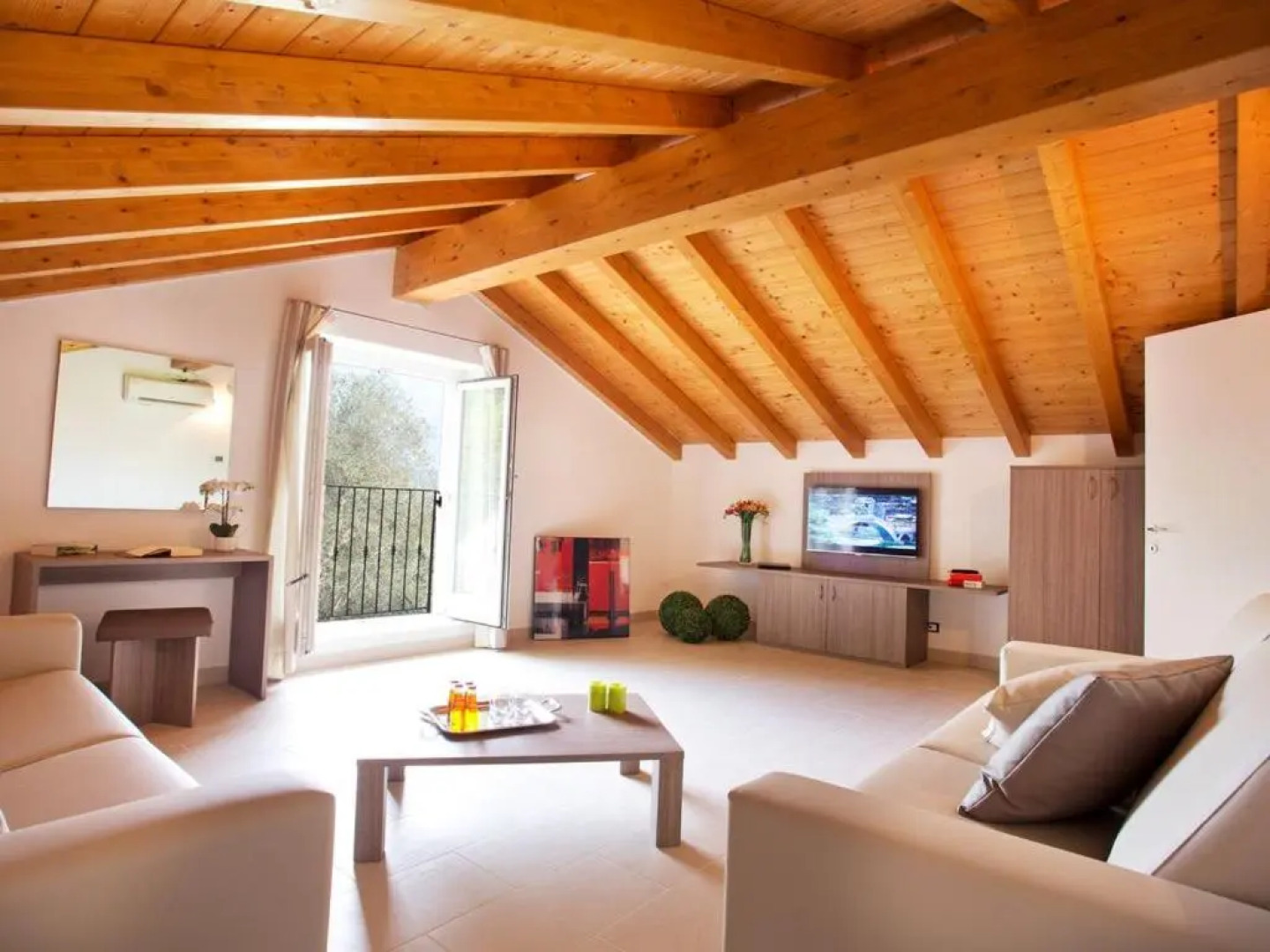 Sala Comacina Apartment No 1 (Sleeps 10)