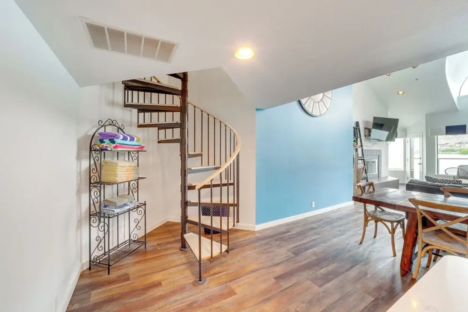 Beautiful Condo w/ Balcony on Lake Chelan!