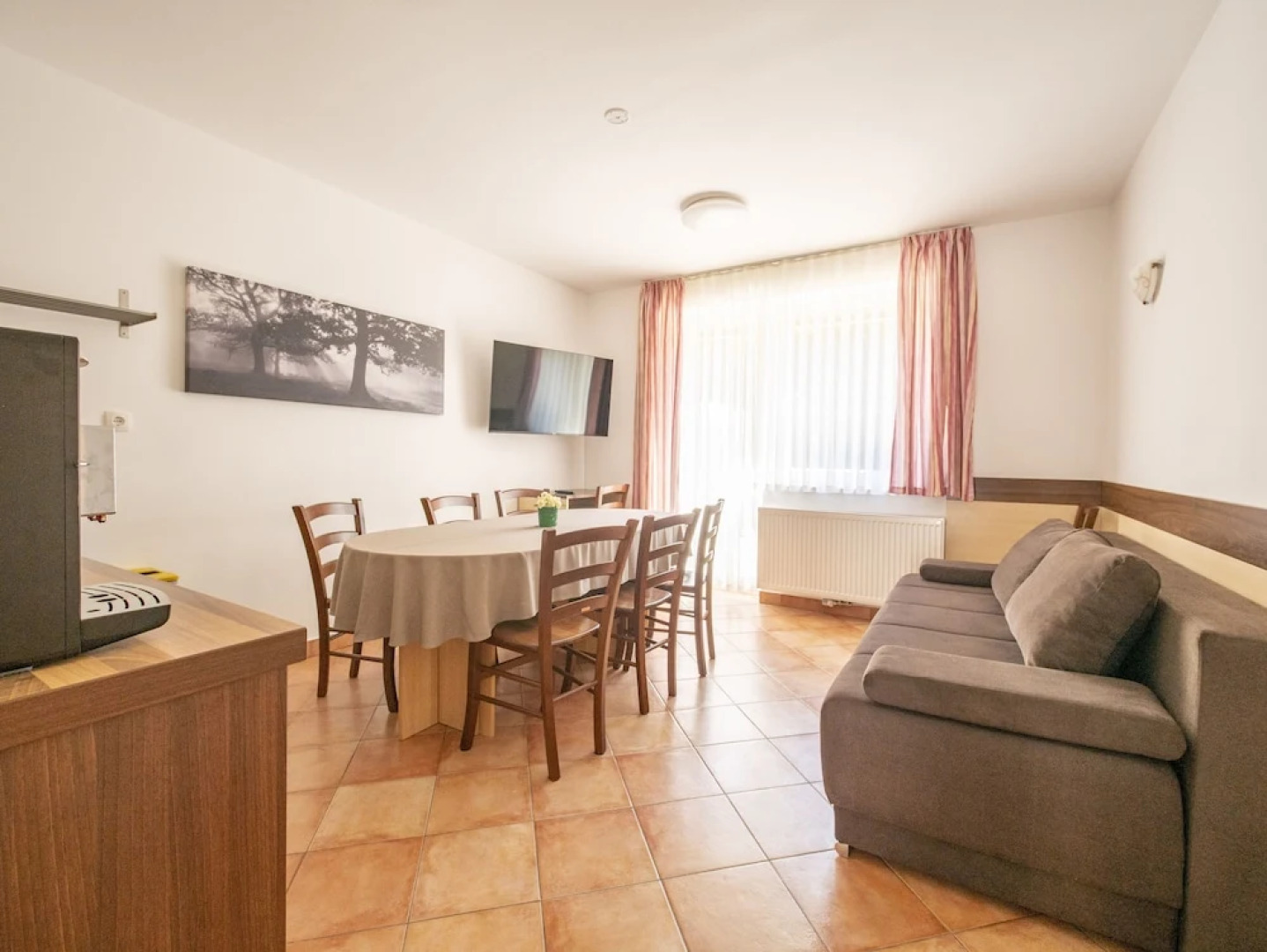 Berghi Hotel and Apartments