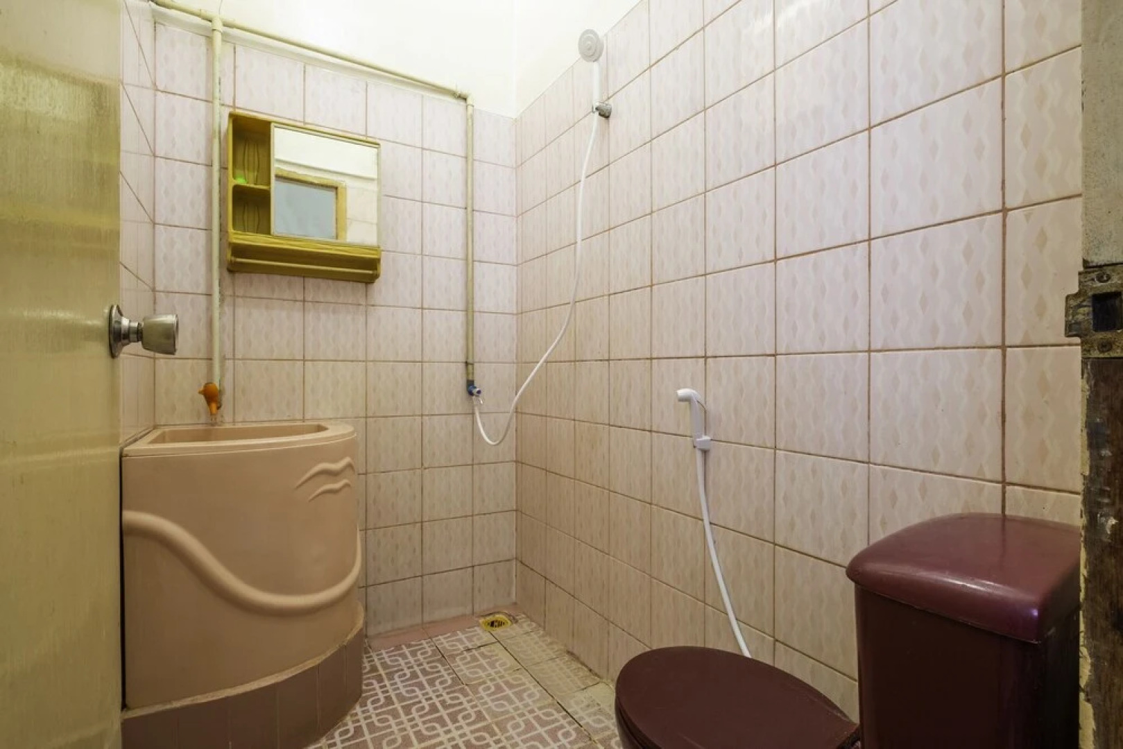 SPOT ON 1896 Hotel Mahkota Pantai