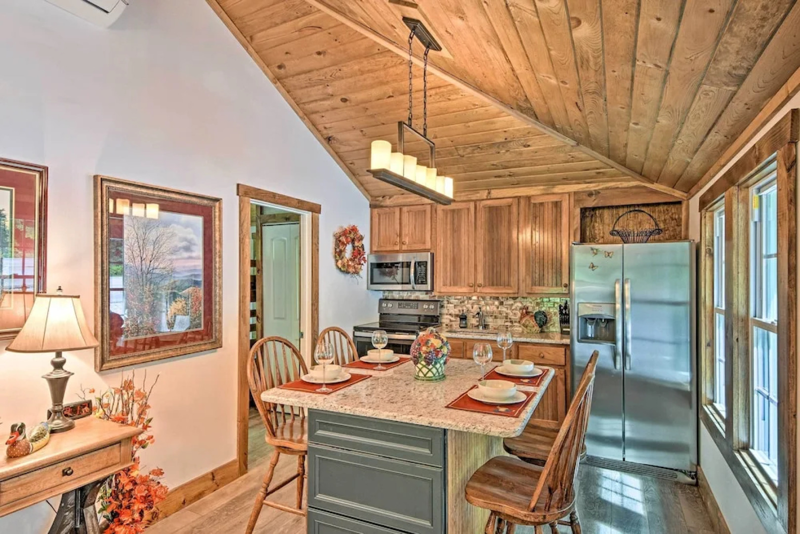 Renovated Highlands Cottage 3 Miles to Downtown!