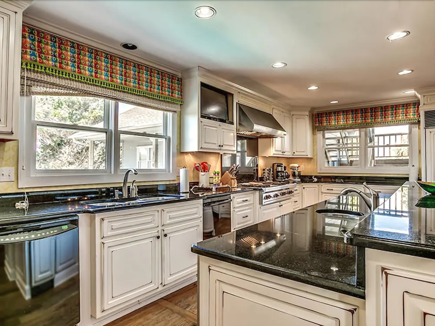 2000 Arthur Oxner 8 Br home by RedAwning