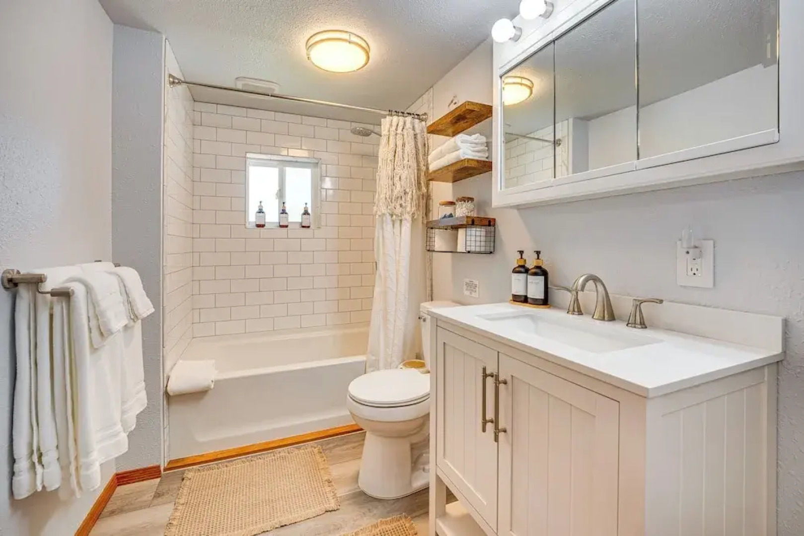 9 Mi to The Gorge: Updated Retreat w/ Yard!