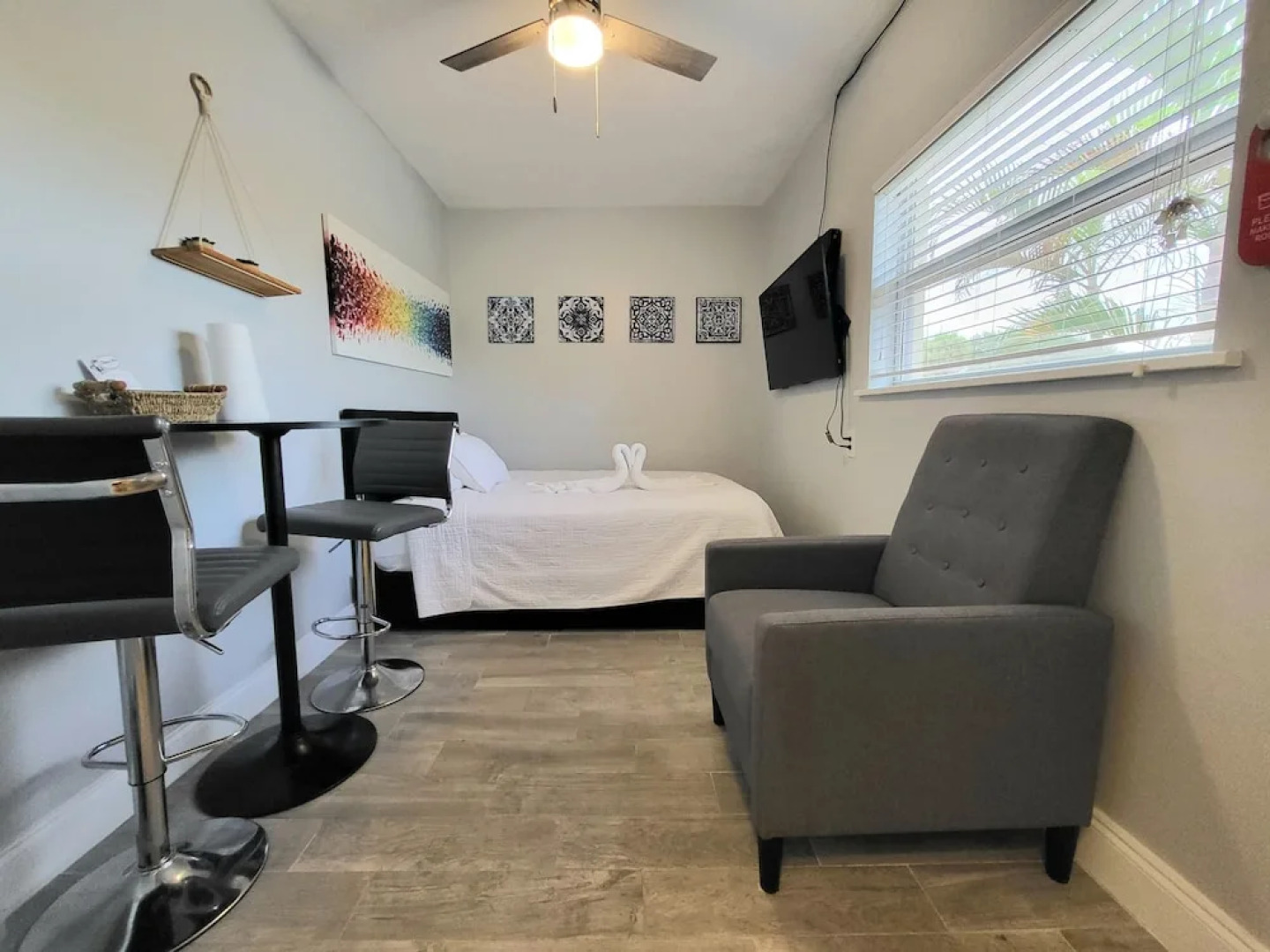 Barefoot Mailman Inn & Suites