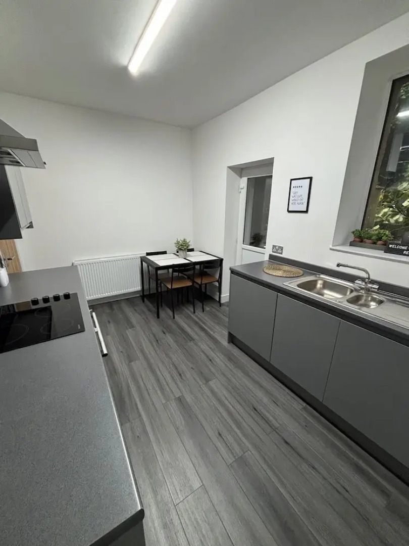 Shawforth - 2 Beds - Sleeps 4 - Street Parking