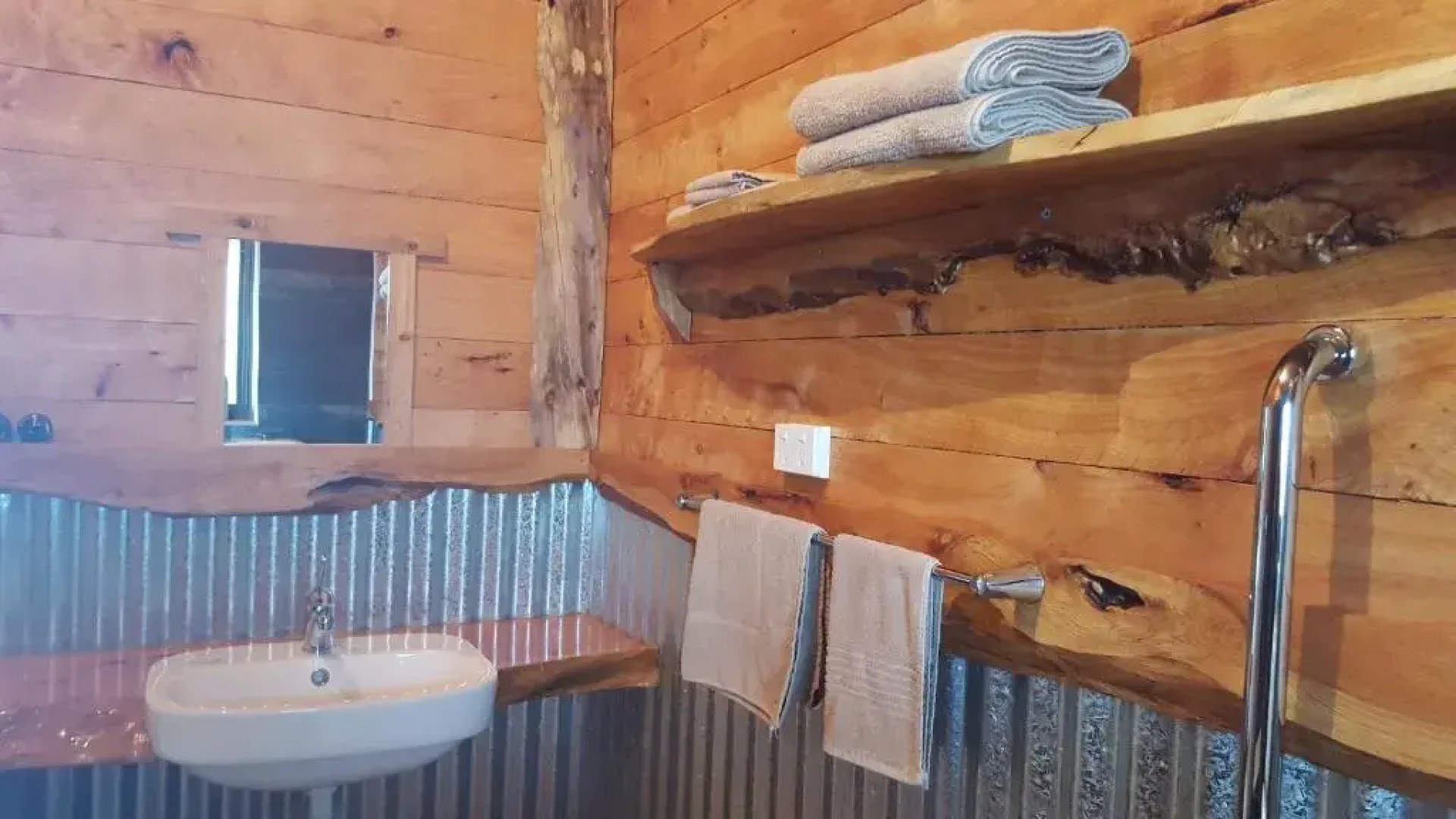 Rustic Hut Bush Retreat