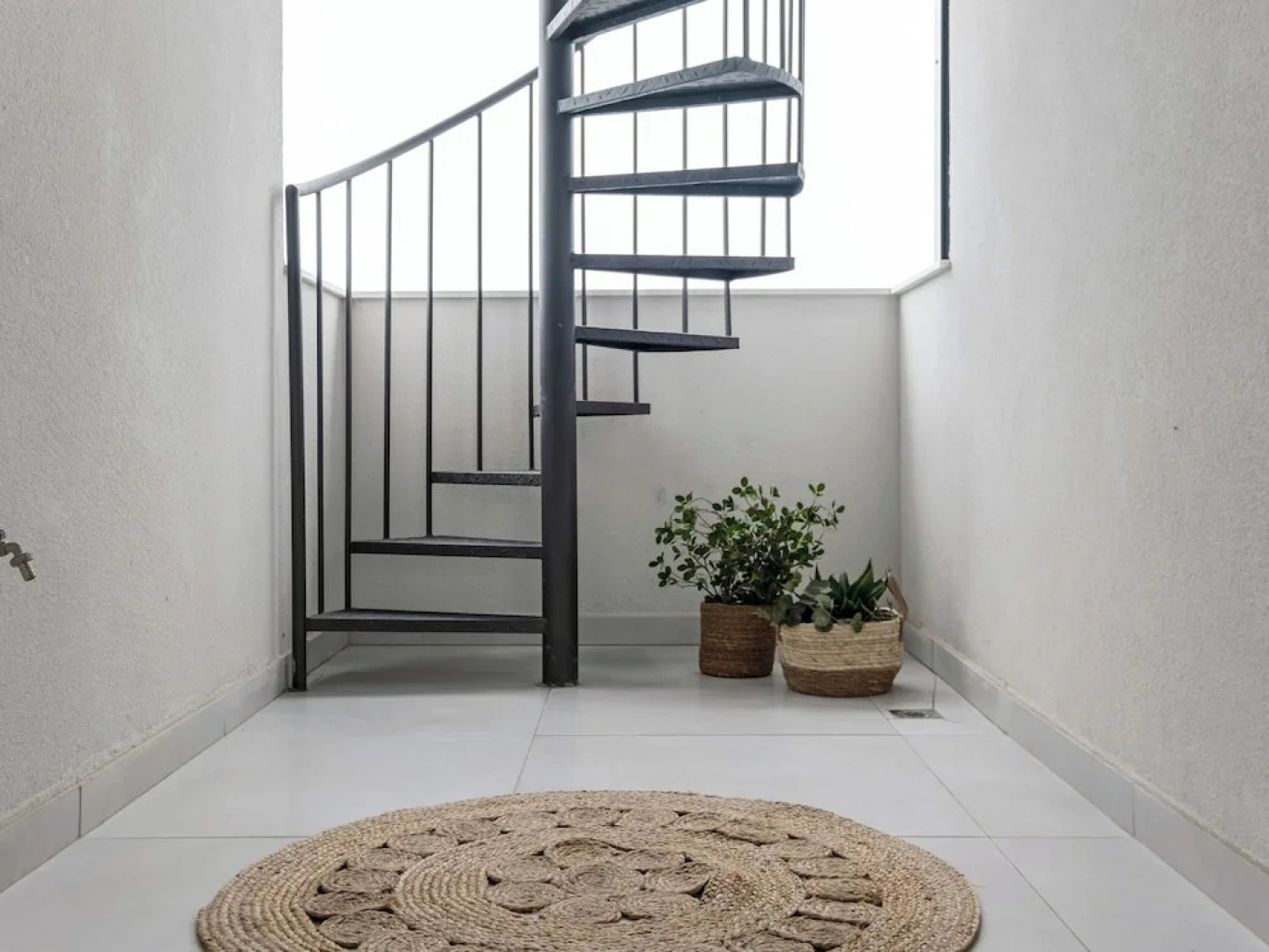 Sanders Elgio - Neat 3-bdr Apt With Rooftop