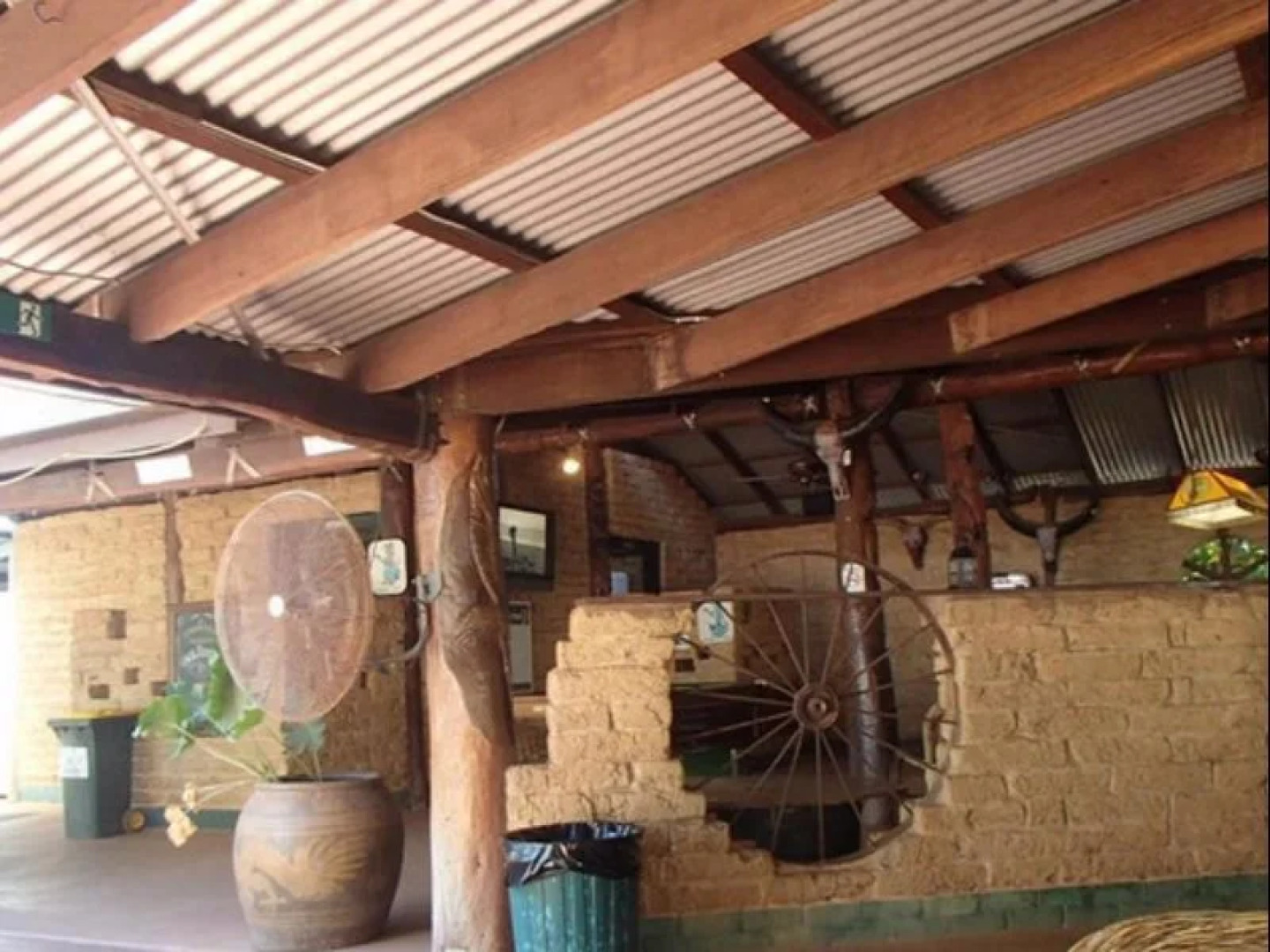 Lazy Lizard Tavern and Caravan Park Cabins