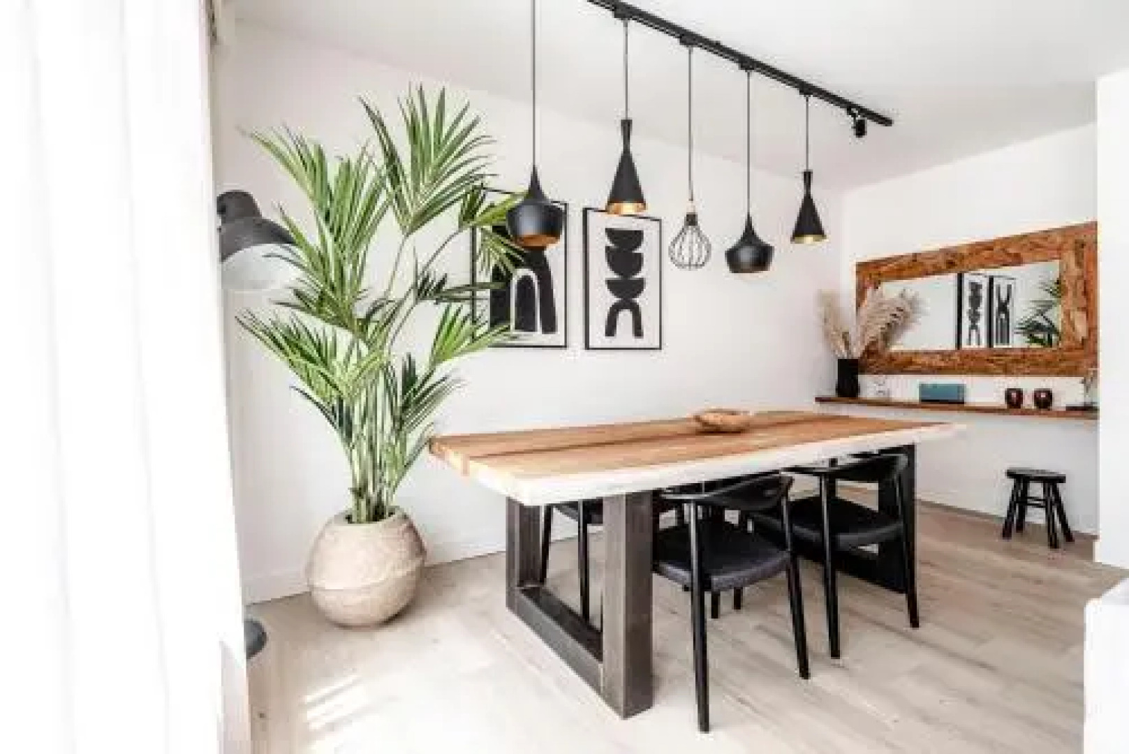 Timeless City Residence