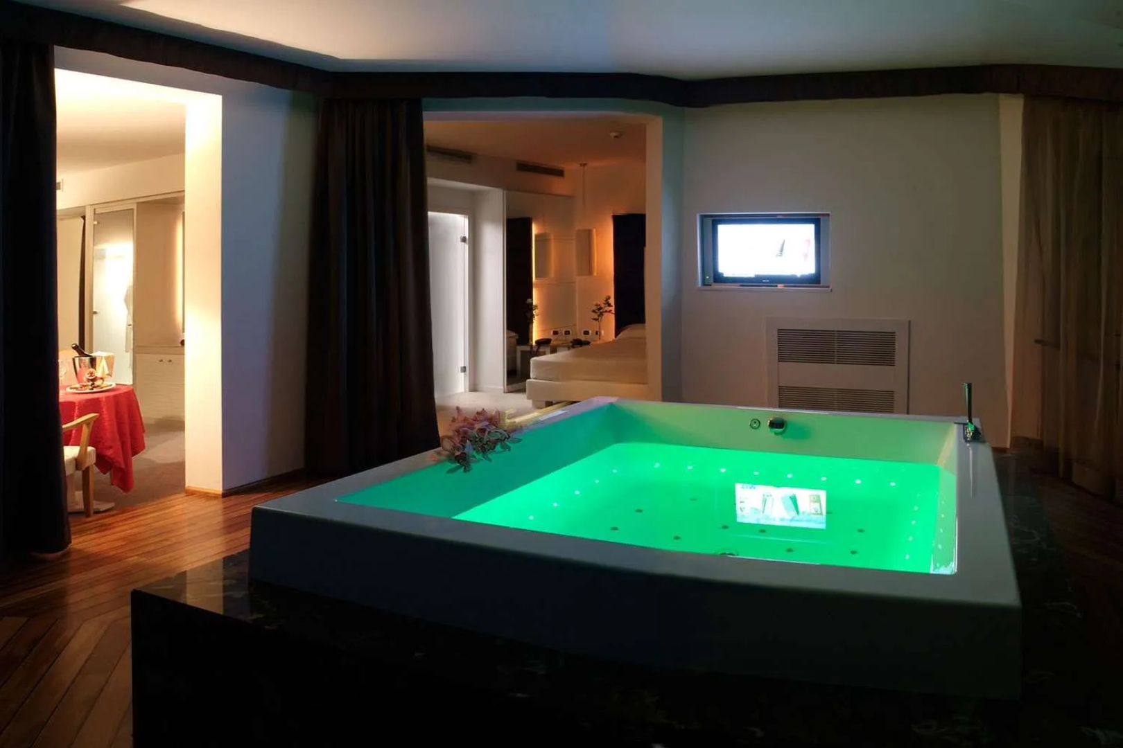 Iris Mhotel