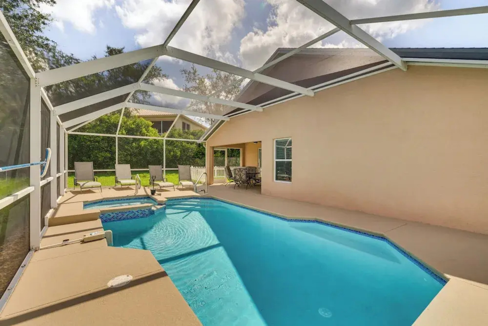 4 Mi to Beaches: Fort Myers Escape w/ Patio
