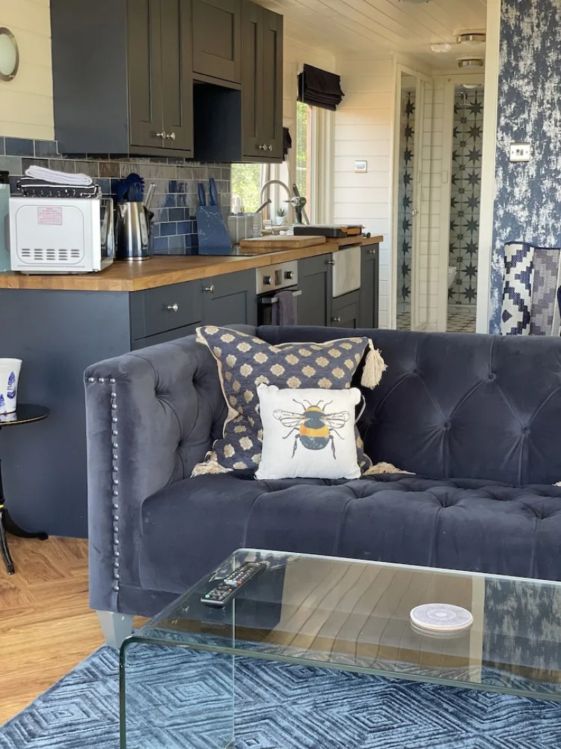 Cosy Lodge With Private Hot Tub in Tottergill Farm