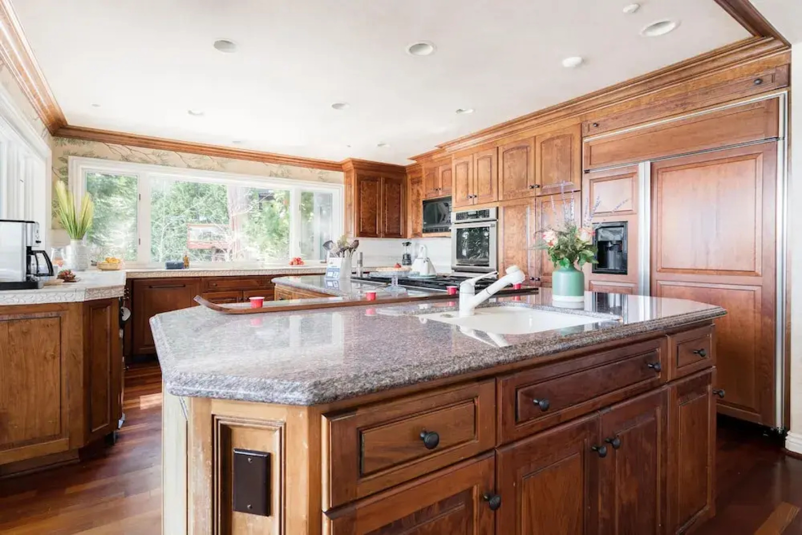 Atlas - Private & Spacious Lakeside Cabin w Spa & Game Room