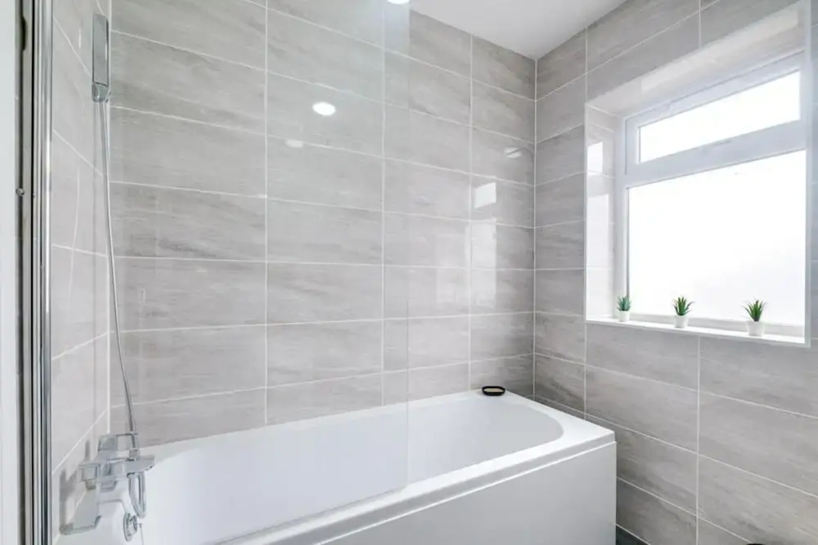 Elegant 5 Bedroom House/free Parking/yard