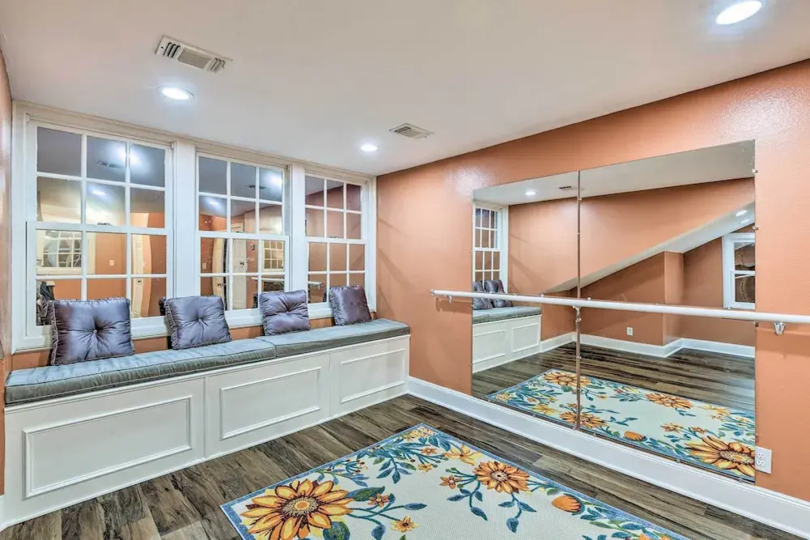 Private Pool: Spacious & Vibrant Argyle Villa!