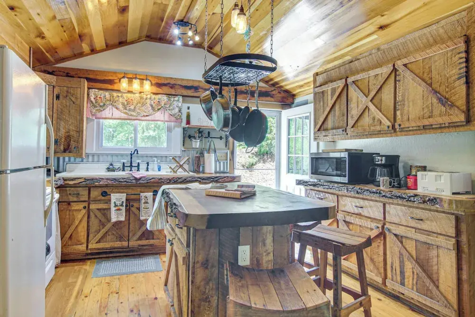 20-acre Cabin w/ Pond: 6 Mi to River Arts District