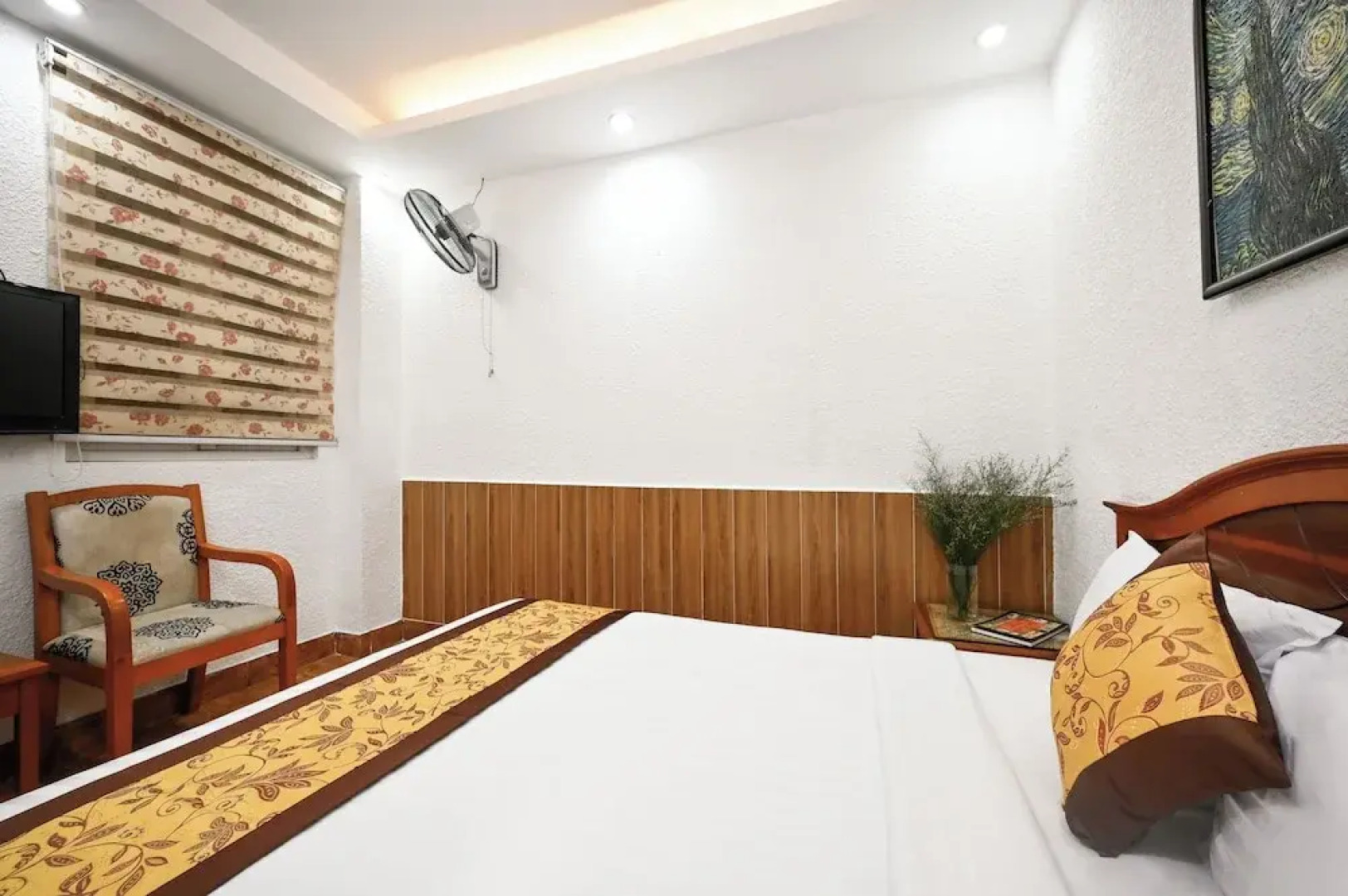 Queen Hotel Saigon Airport