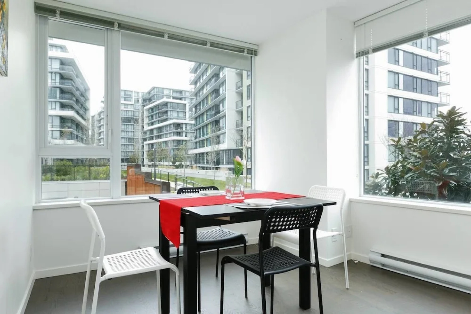 Convenient 2bdr 2BA Richmond Centre Condominium