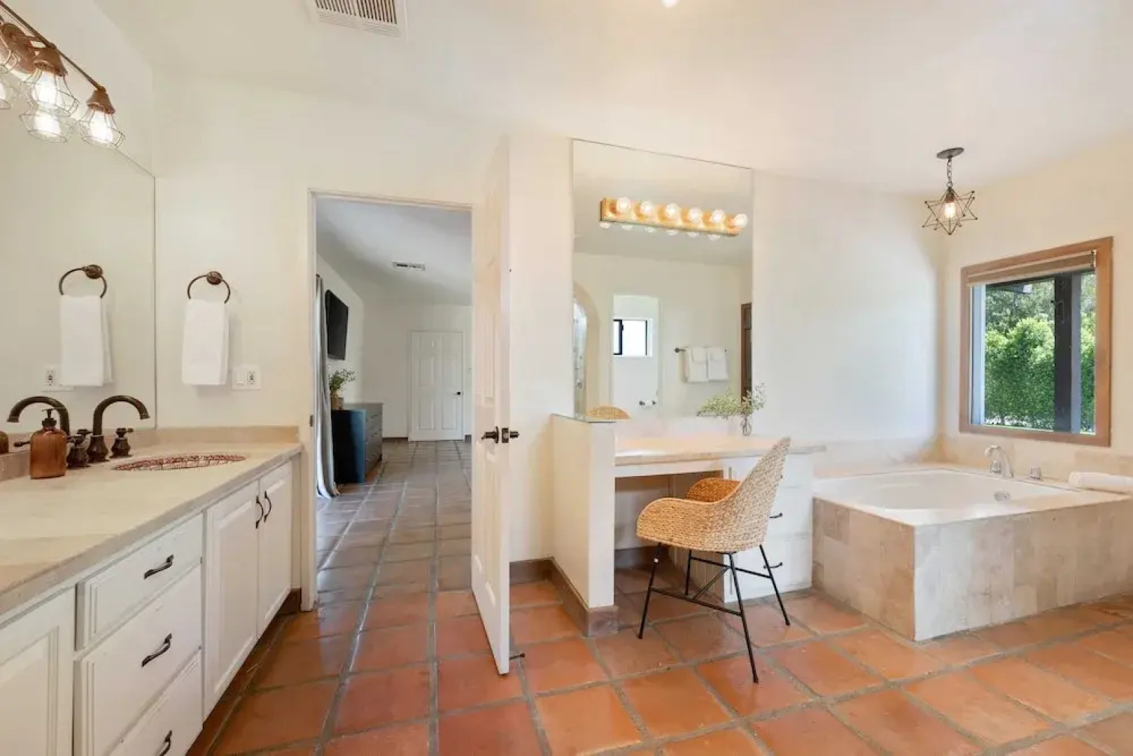 Starlight Estate by Avantstay 26 People! Architectual Mansion w/ Pool, Tennis Court, Game Room