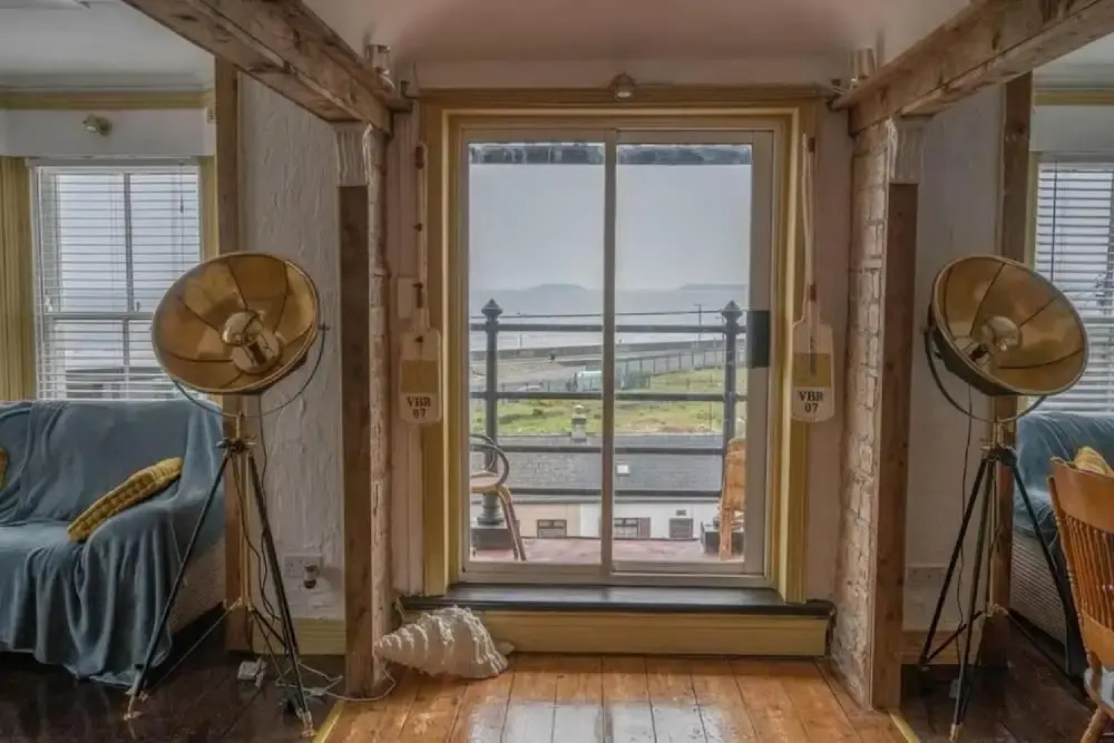 Quirky Apt - Sleeps 6 - Coastal Area - Parking