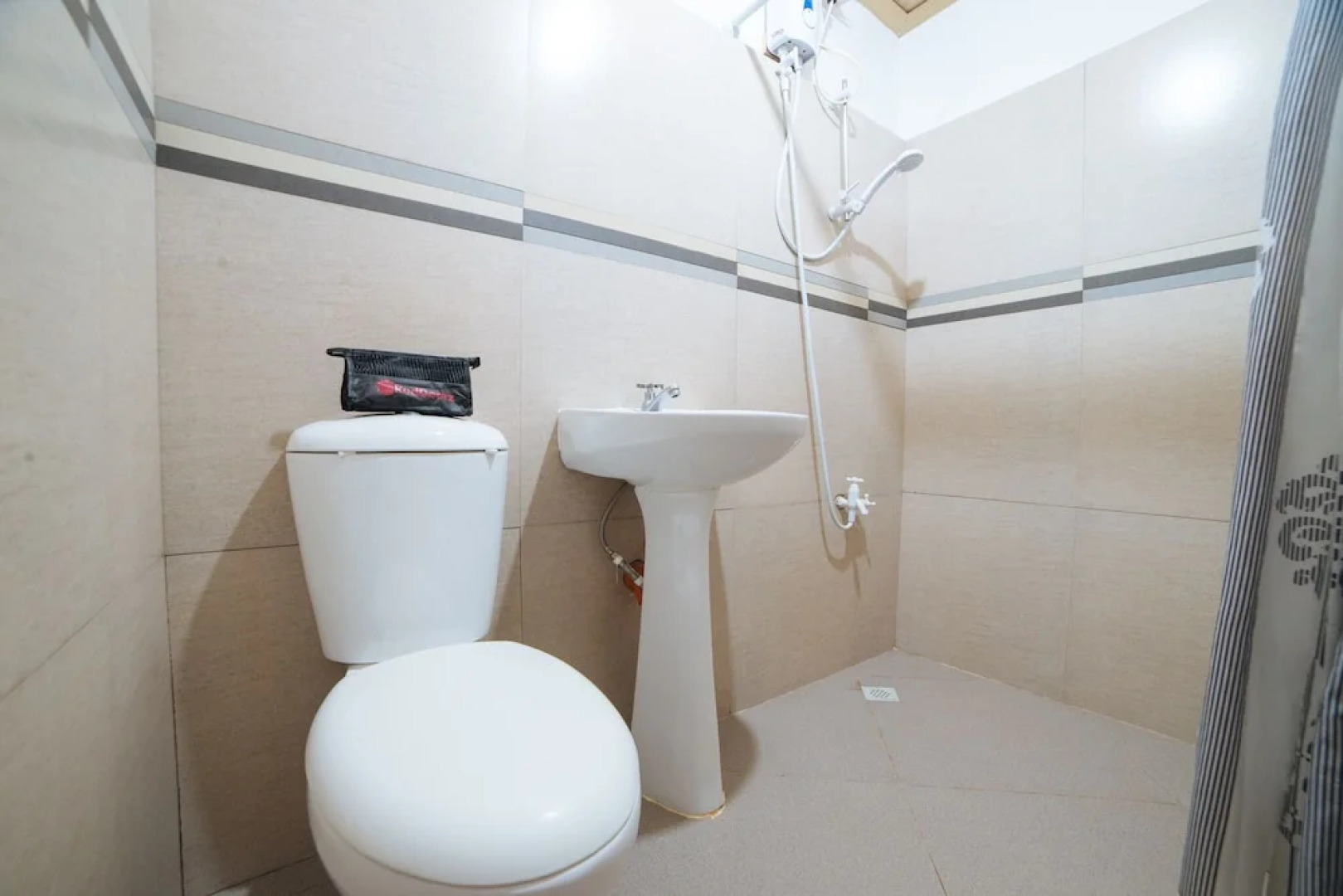 RedDoorz @ Sabang Beach Baler