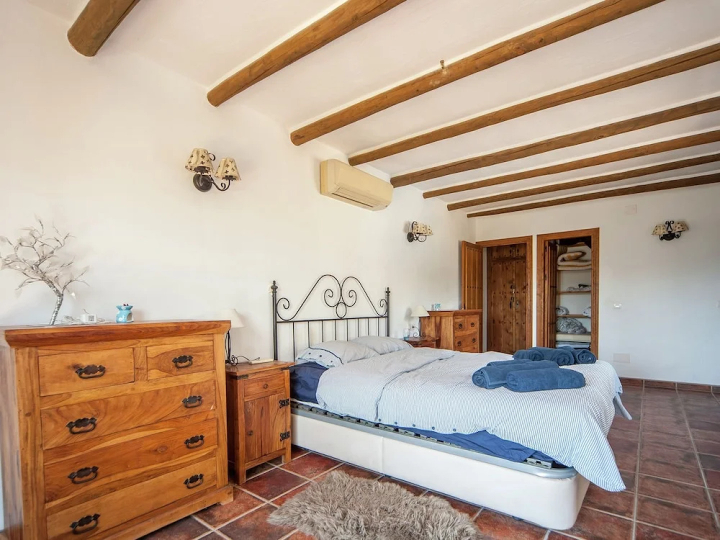 Spacious Cottage With Private Pool and Beautiful Views of Mountains and sea